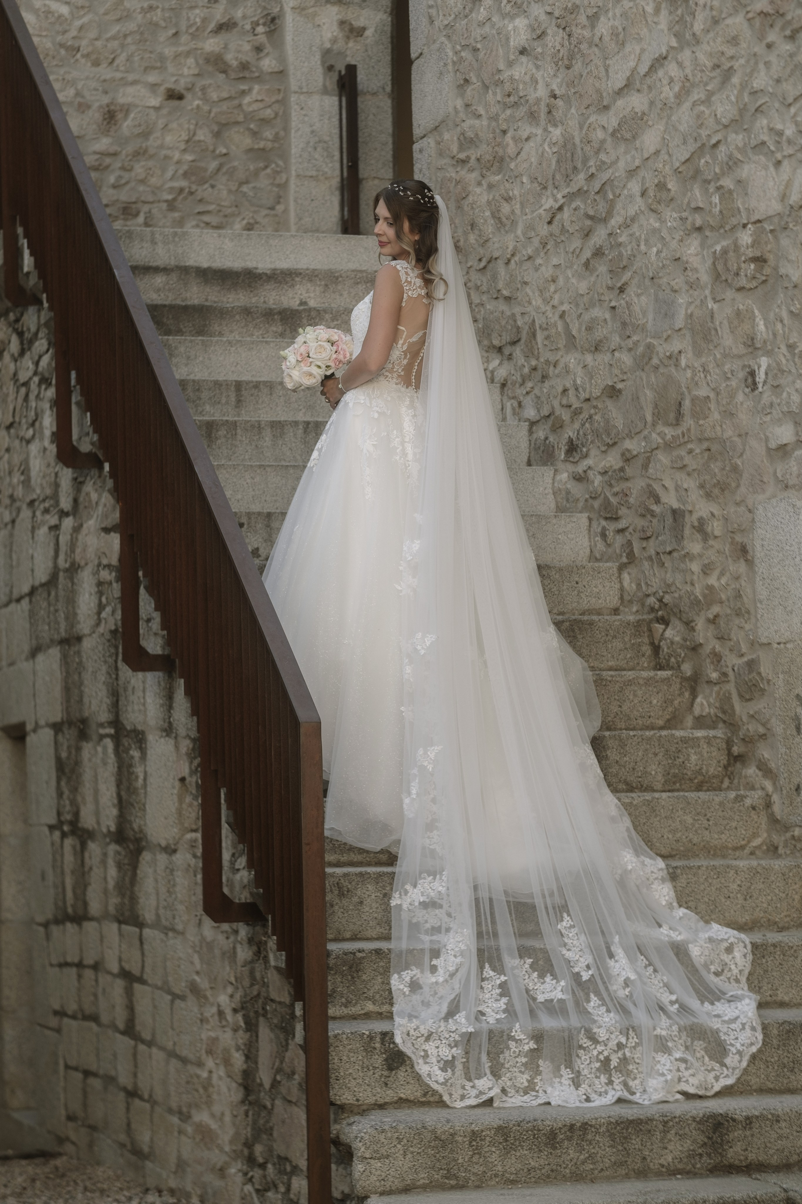 Svetlana & Alman. Monestir Sant Salvi. Paola fotógrafo / videografo de bodas en Barcelona
