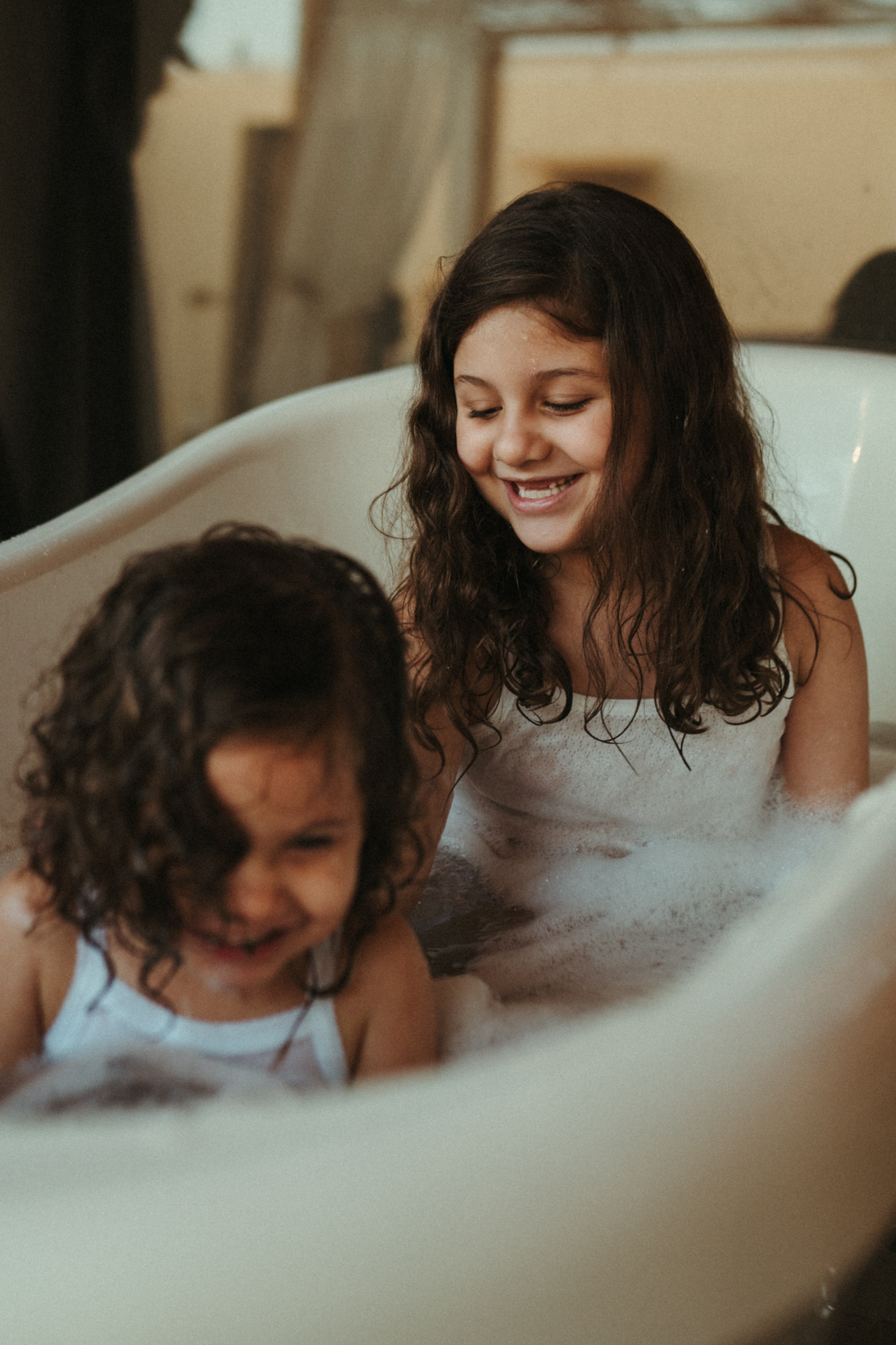 Amnah with daughters. Family photographer in Saudi Arabia