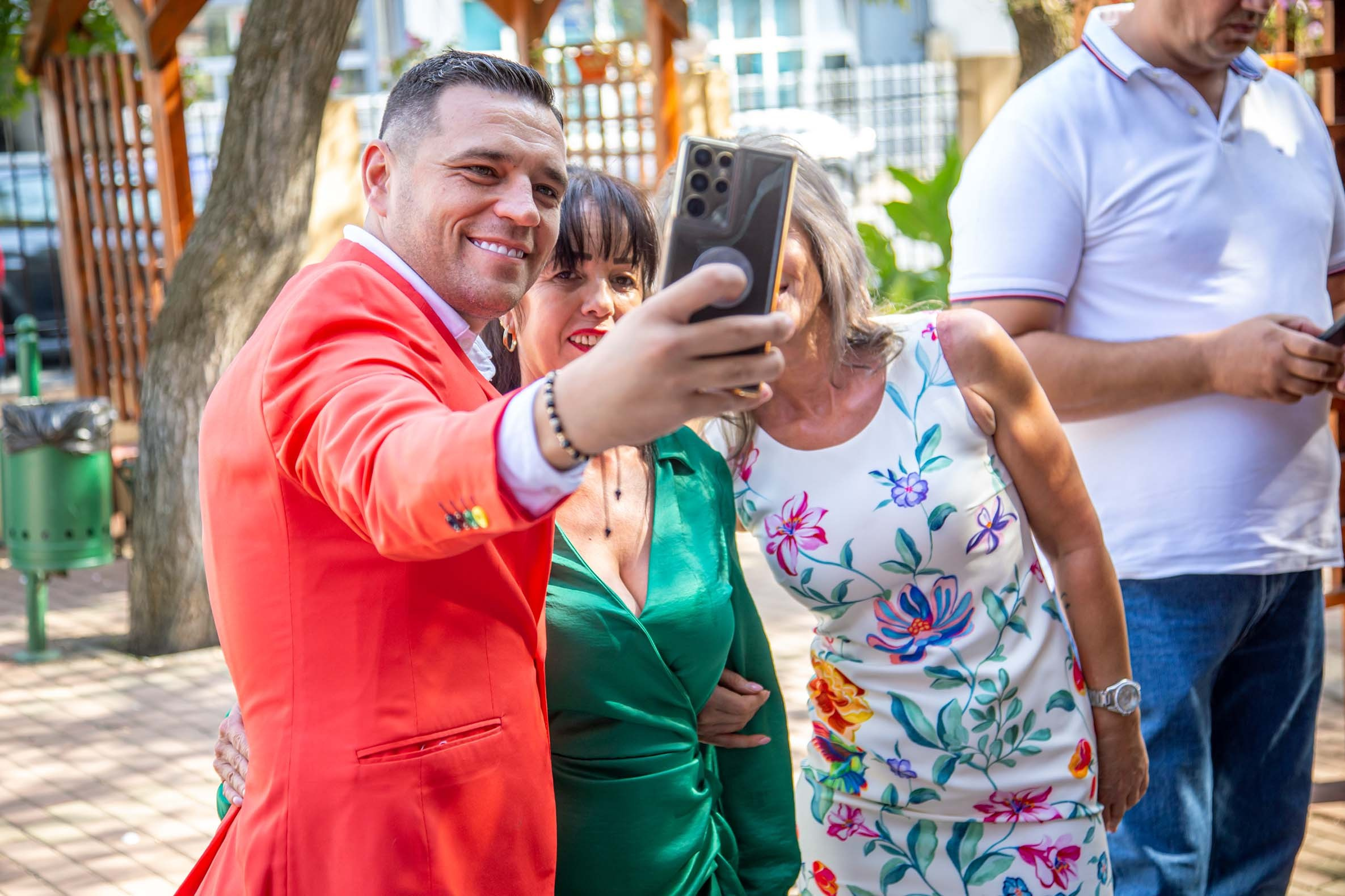 Mire făcând selfie cu invitații - Ședința foto cununie București