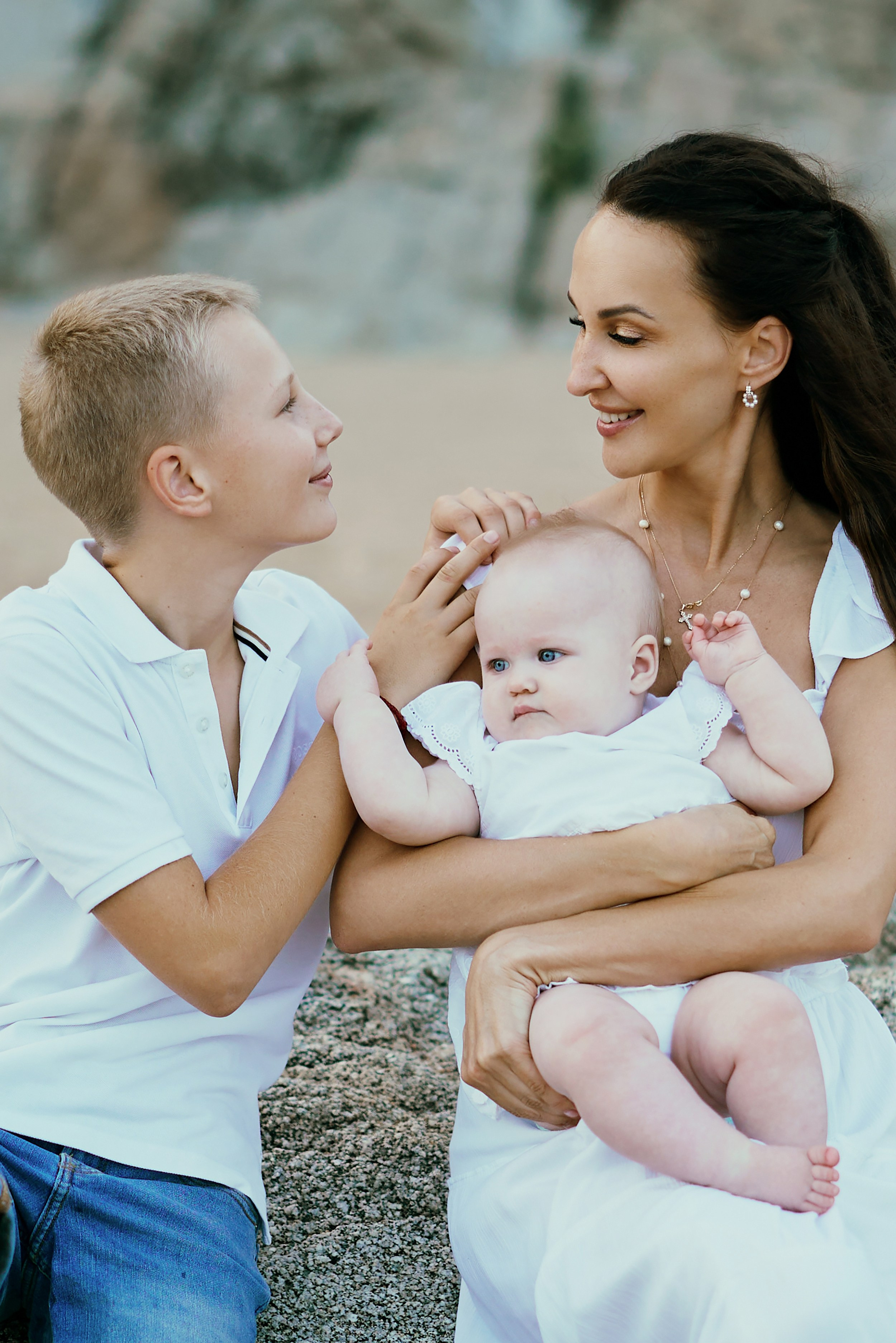 Мама с детьми на пляже. Fotógrafa en España Zhanna Zakharchenko