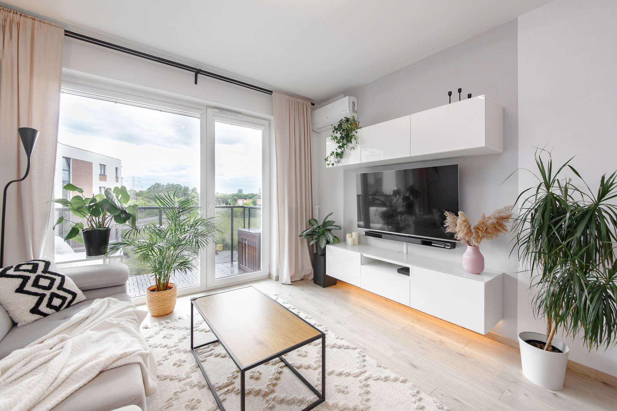 Fotografia nieruchomości, wnętrz, mieszkań, restauracji, biur i apartamentów. Wedding and portrait photographer in Poland Vitali Frozen