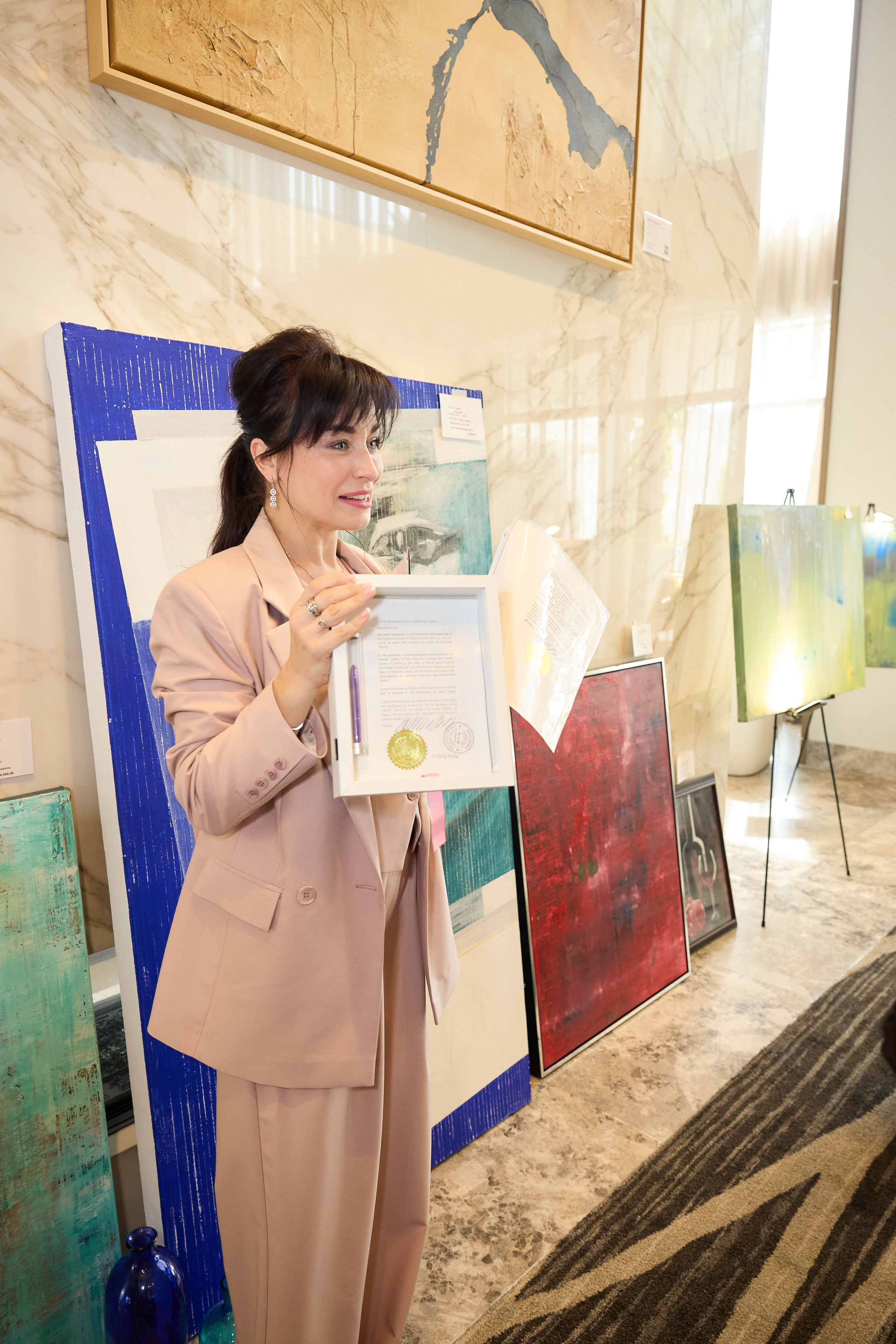 Авторская благотворительная художественная выставка Дианы Бортник. Фотограф Юлия Маковеева