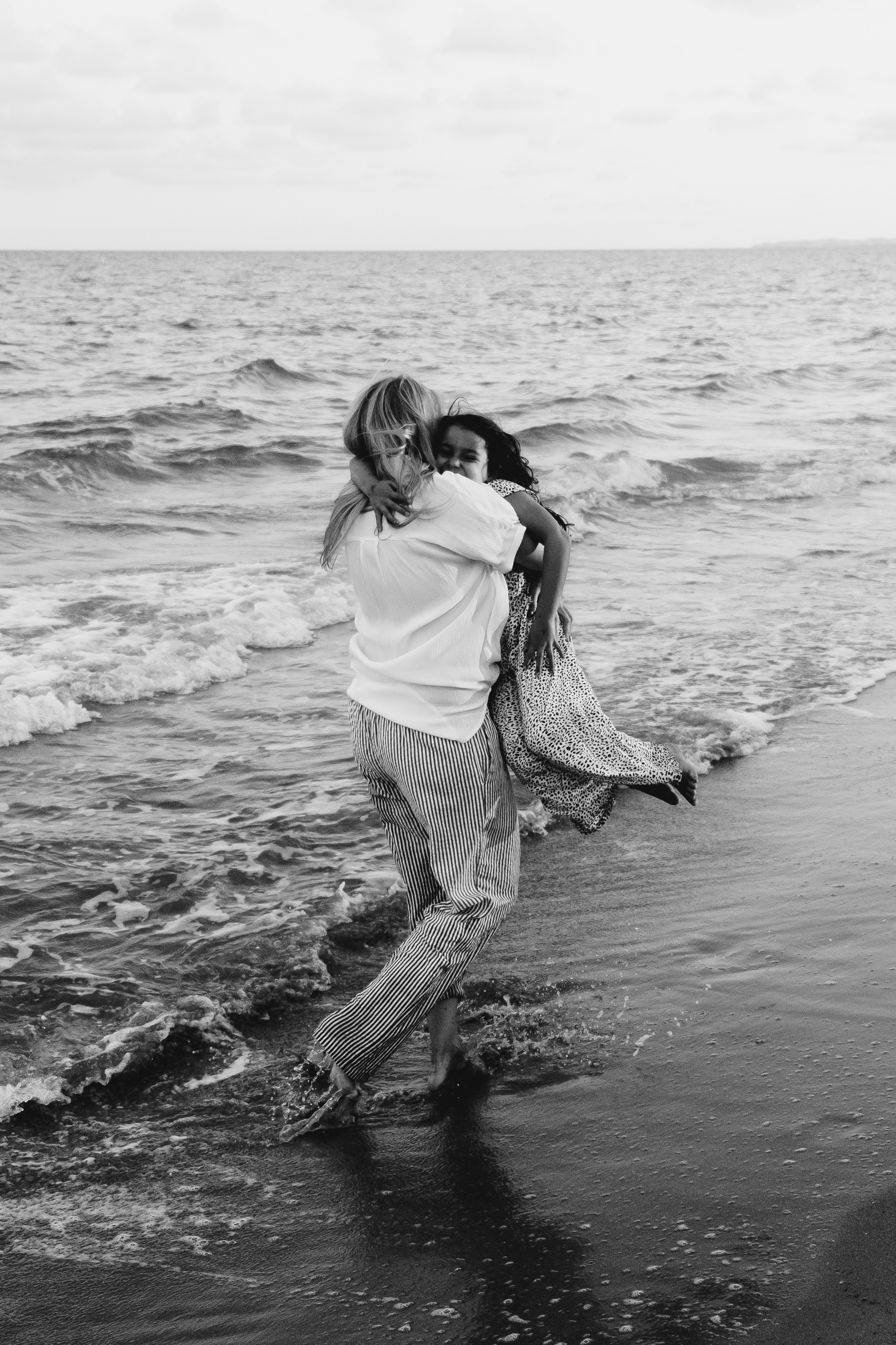 Fun family photo session on the beach