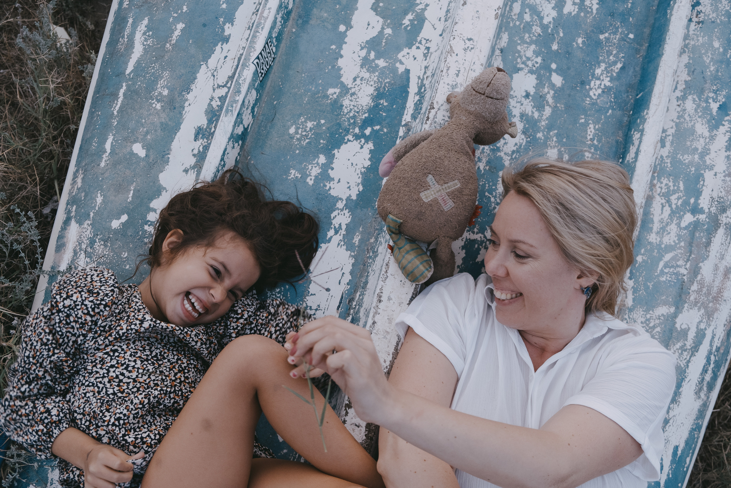 Fun family photo session on the beach