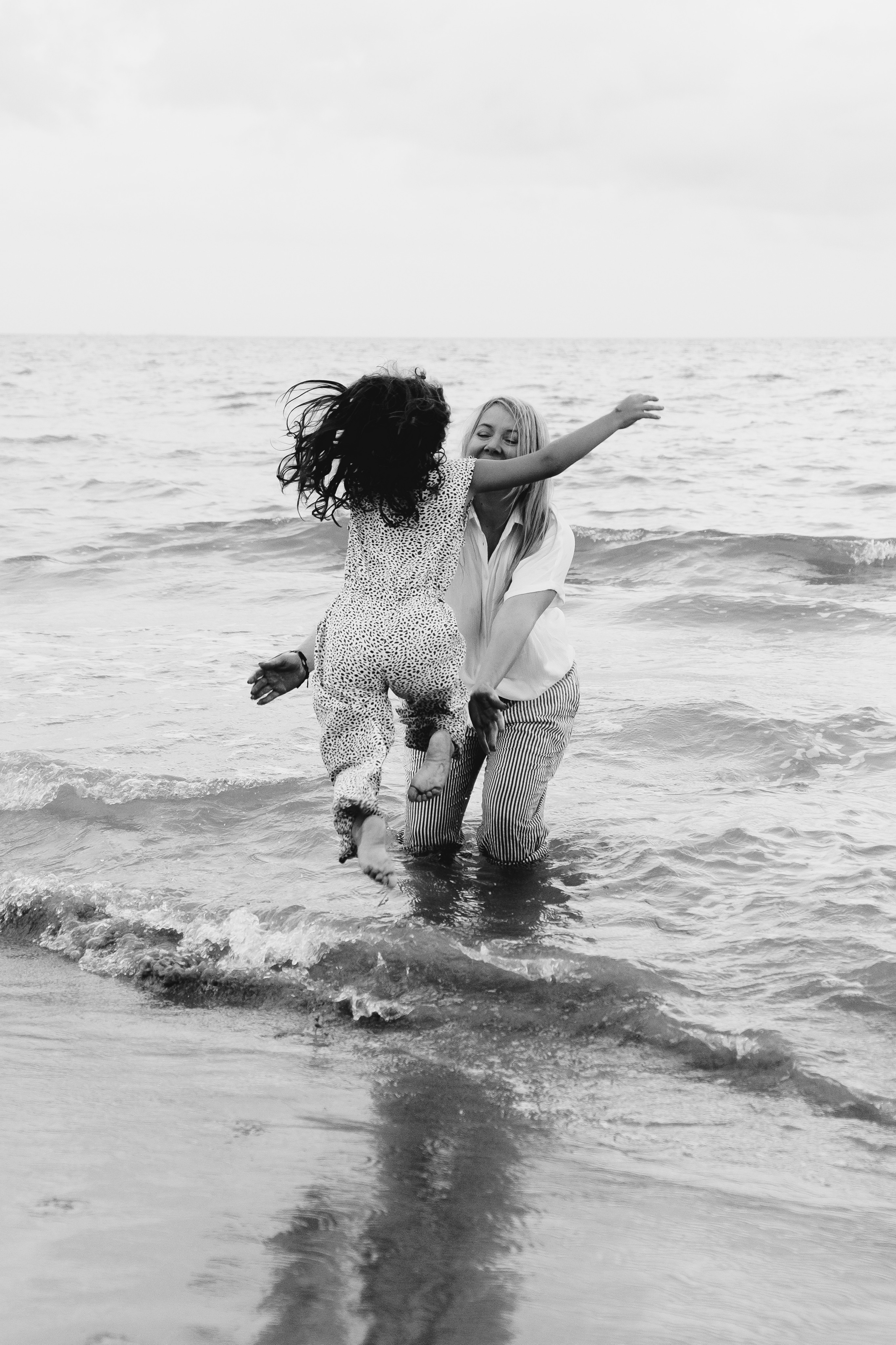 Fun family photo session on the beach