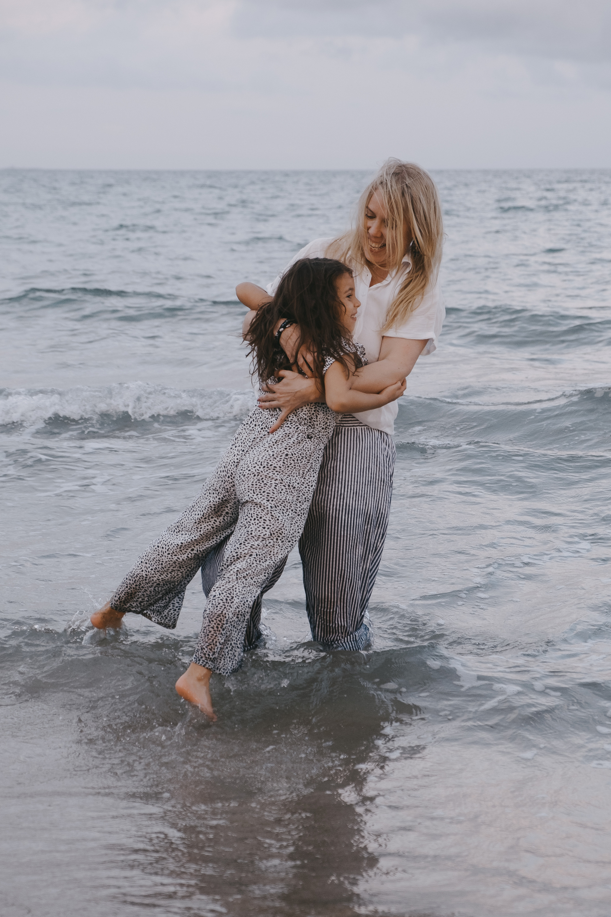 Fun family photo session on the beach