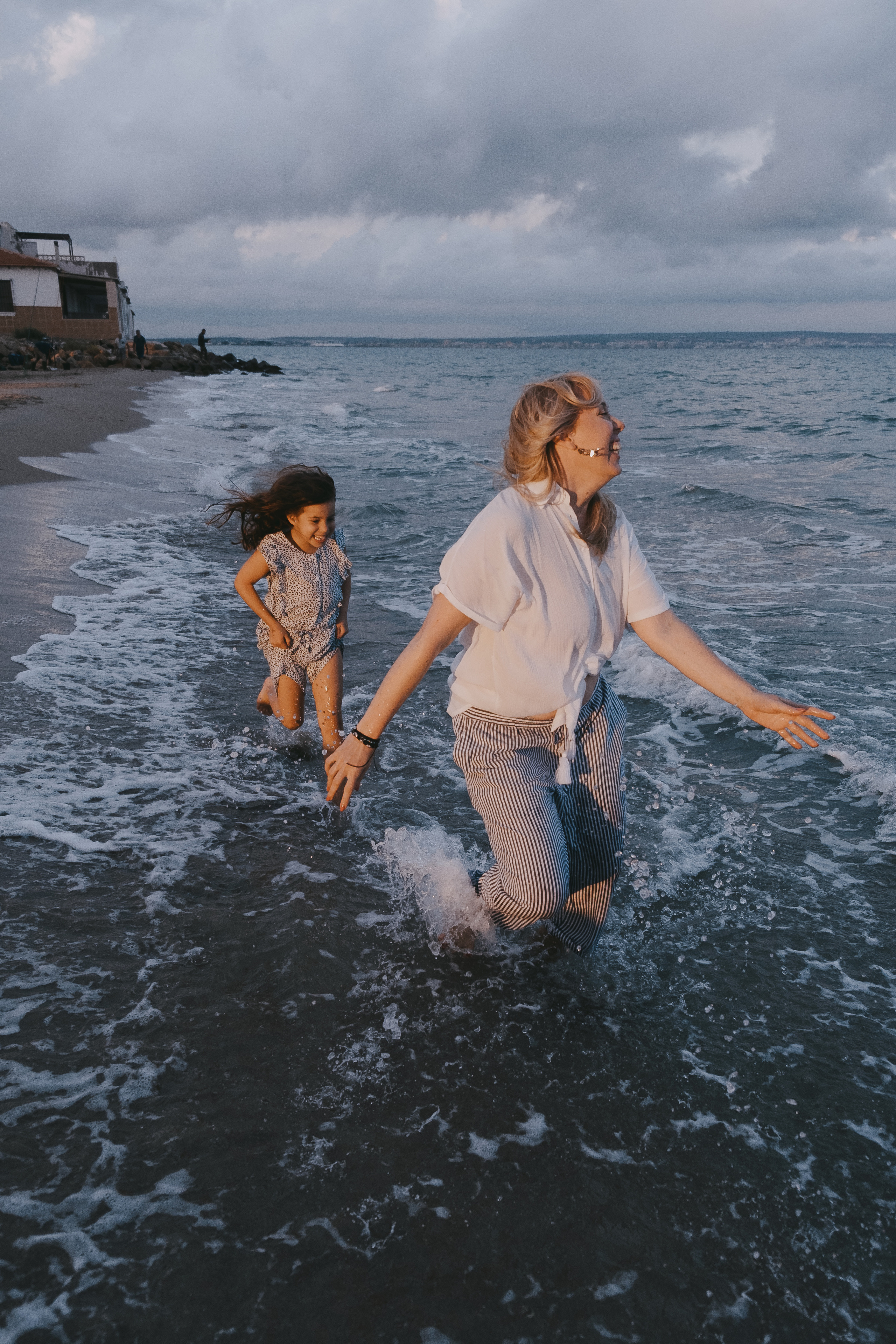 Fun family photo session on the beach