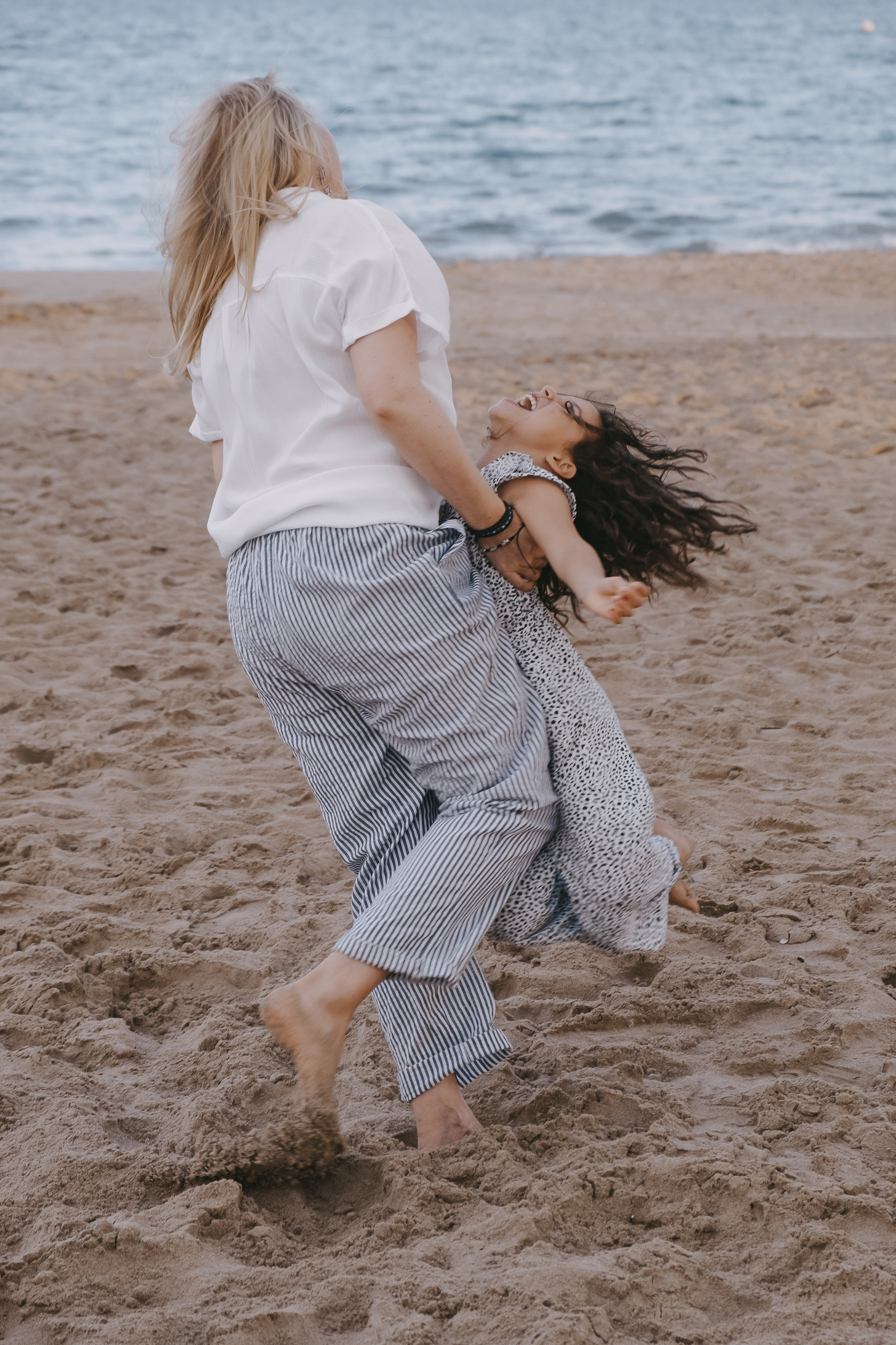 Fun family photo session on the beach