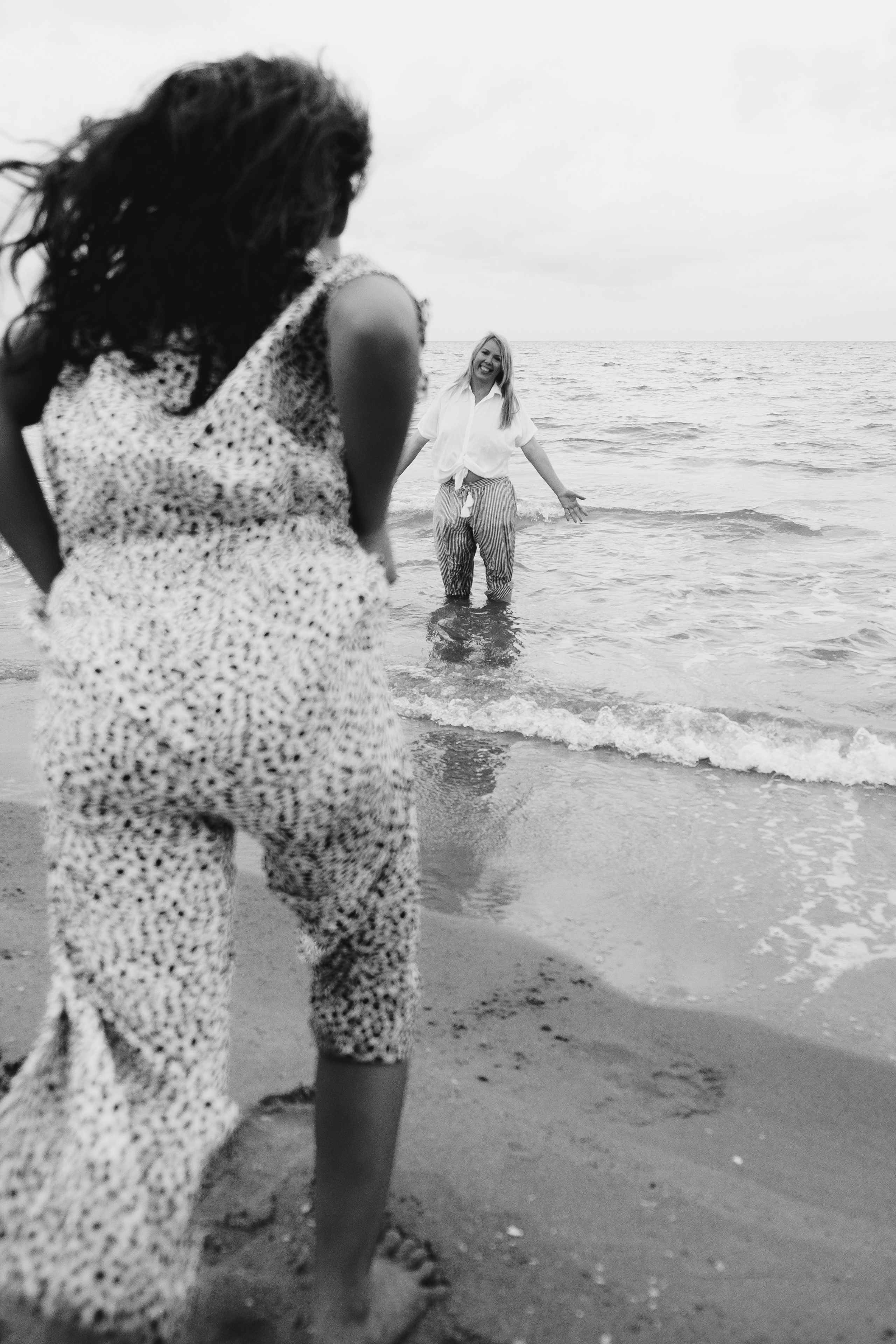 Fun family photo session on the beach