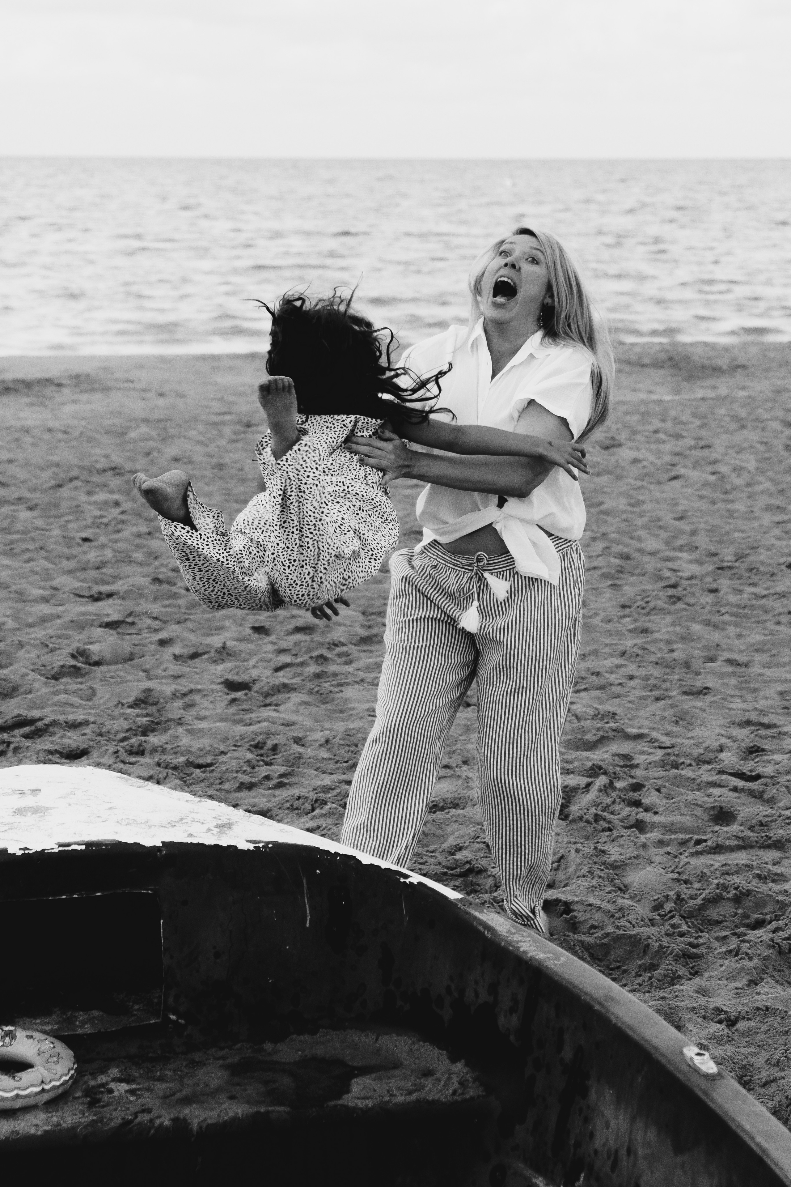 Fun family photo session on the beach