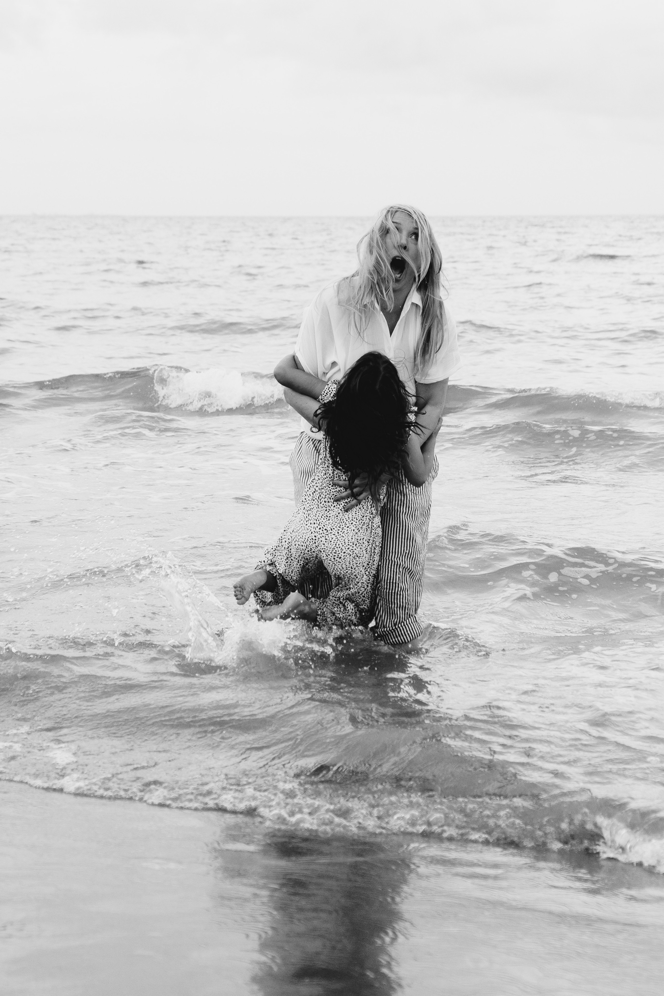Fun family photo session on the beach