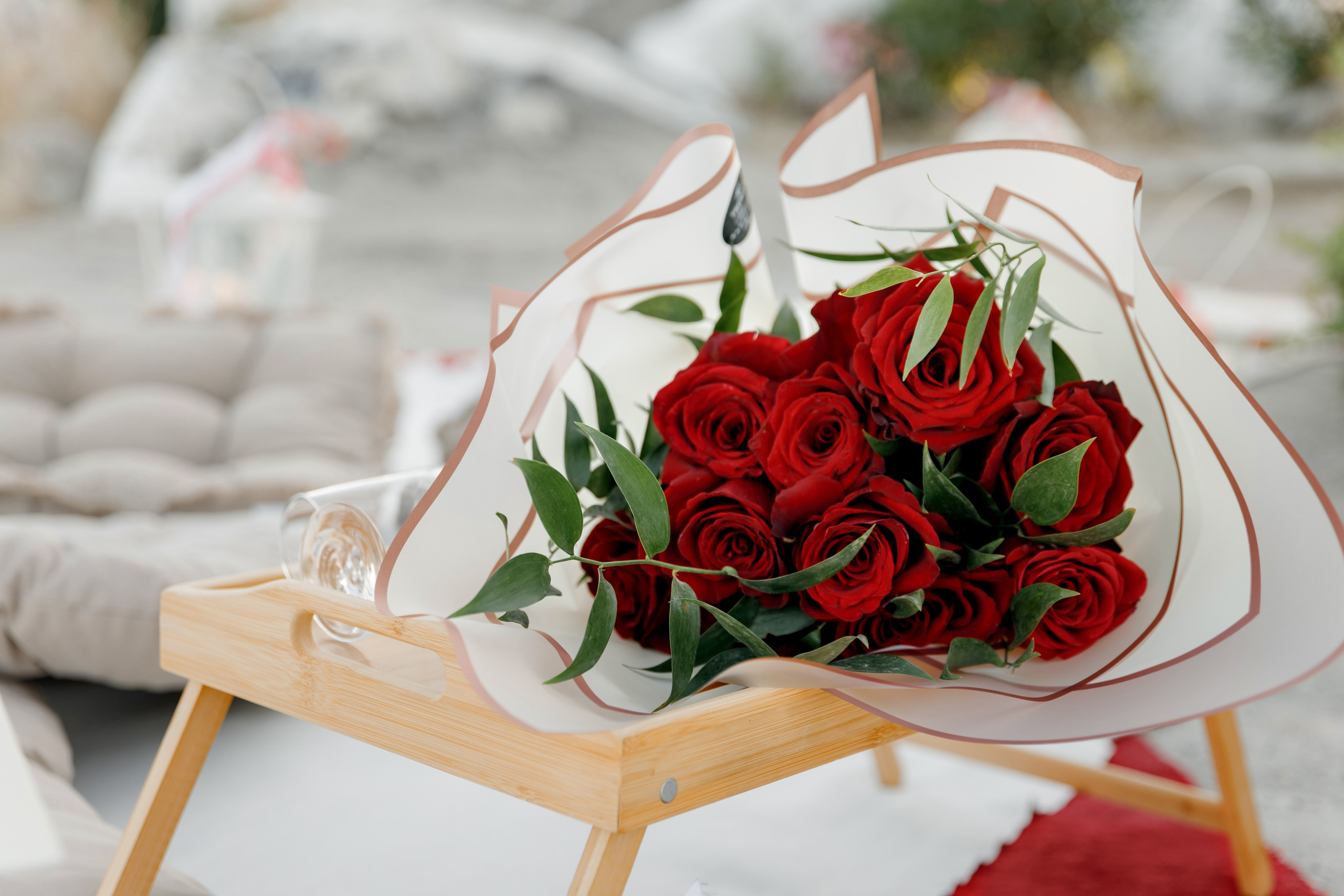 "Rote Rosen als Symbol der Liebe bei einem Heiratsantrag auf dem Profitis Ilias, mit Panoramablick über das Mittelmeer und die Küste von Rhodos."