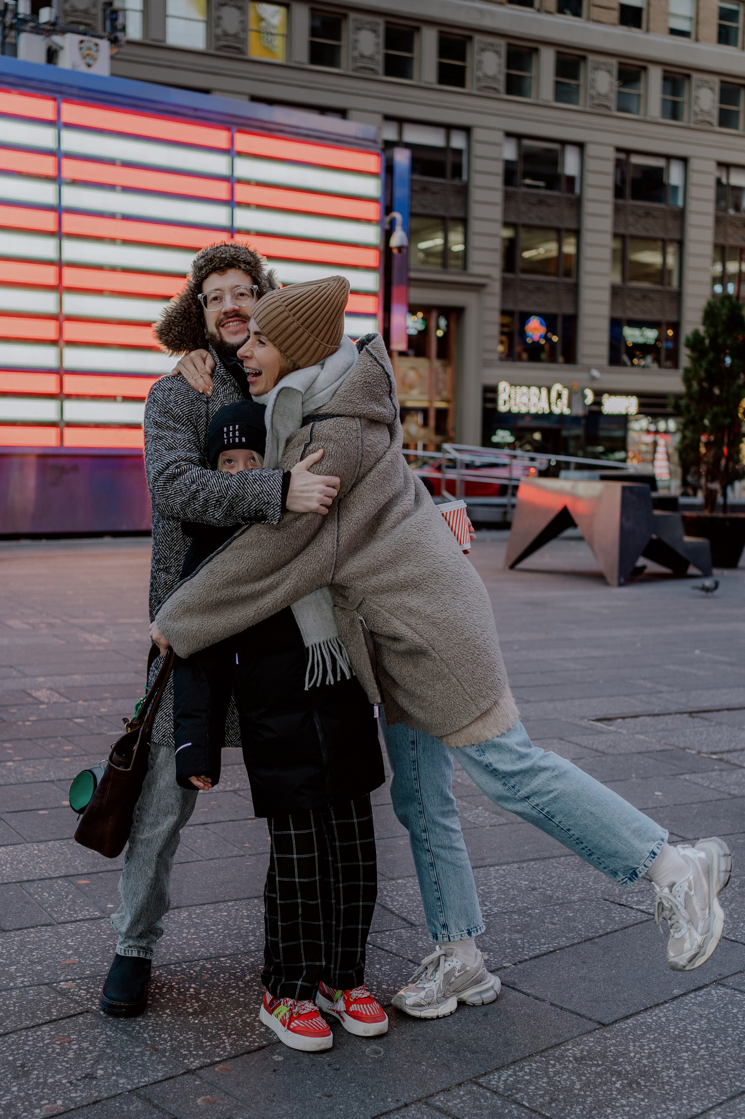 Family in Times Square. Videographer and photographer in New York // MAKAROV.VIDEO