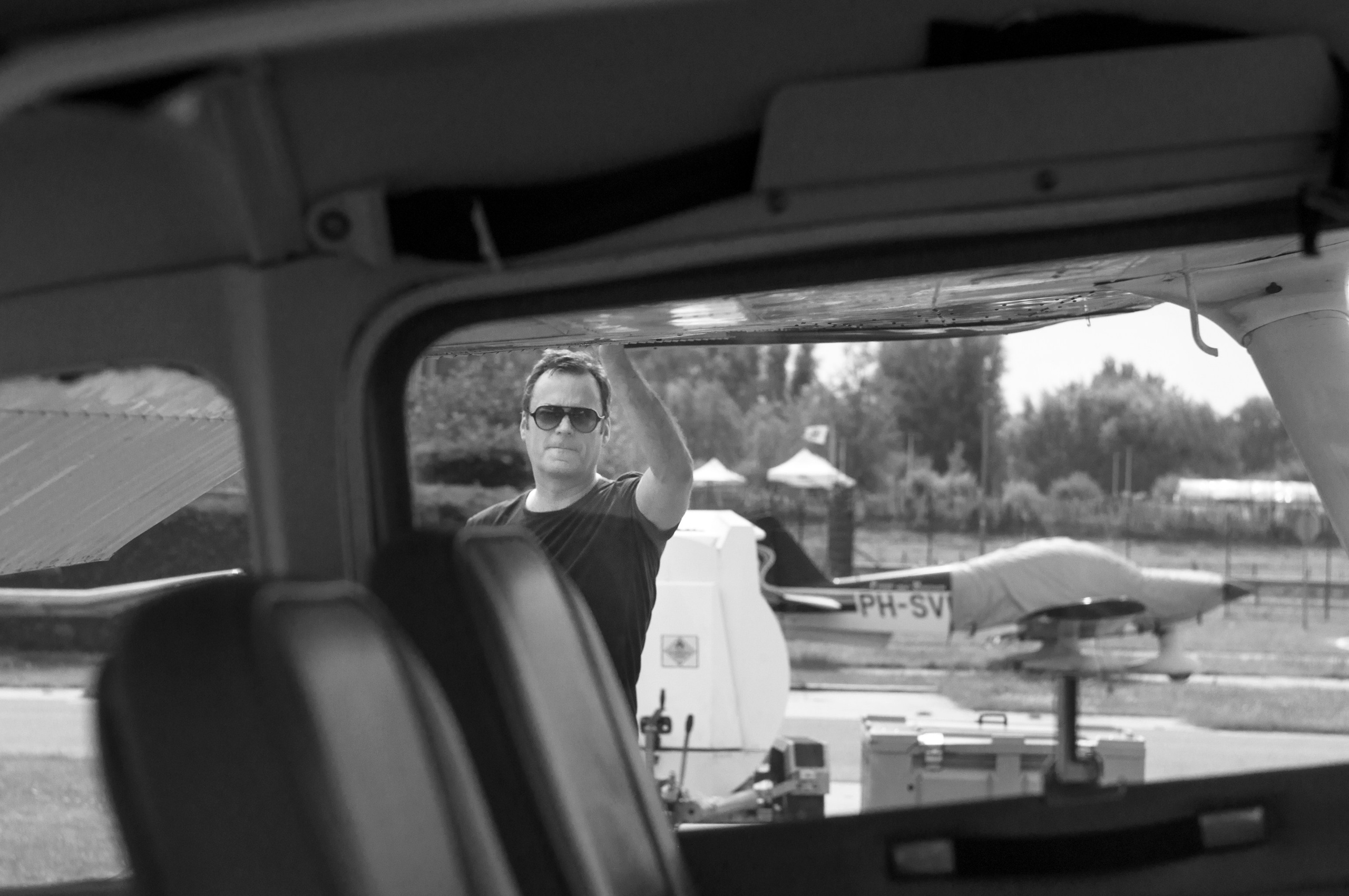 Een fotoshoot van een piloot en vliegtuigen. Éclat Fotos. Exclusieve portretfotografieservice