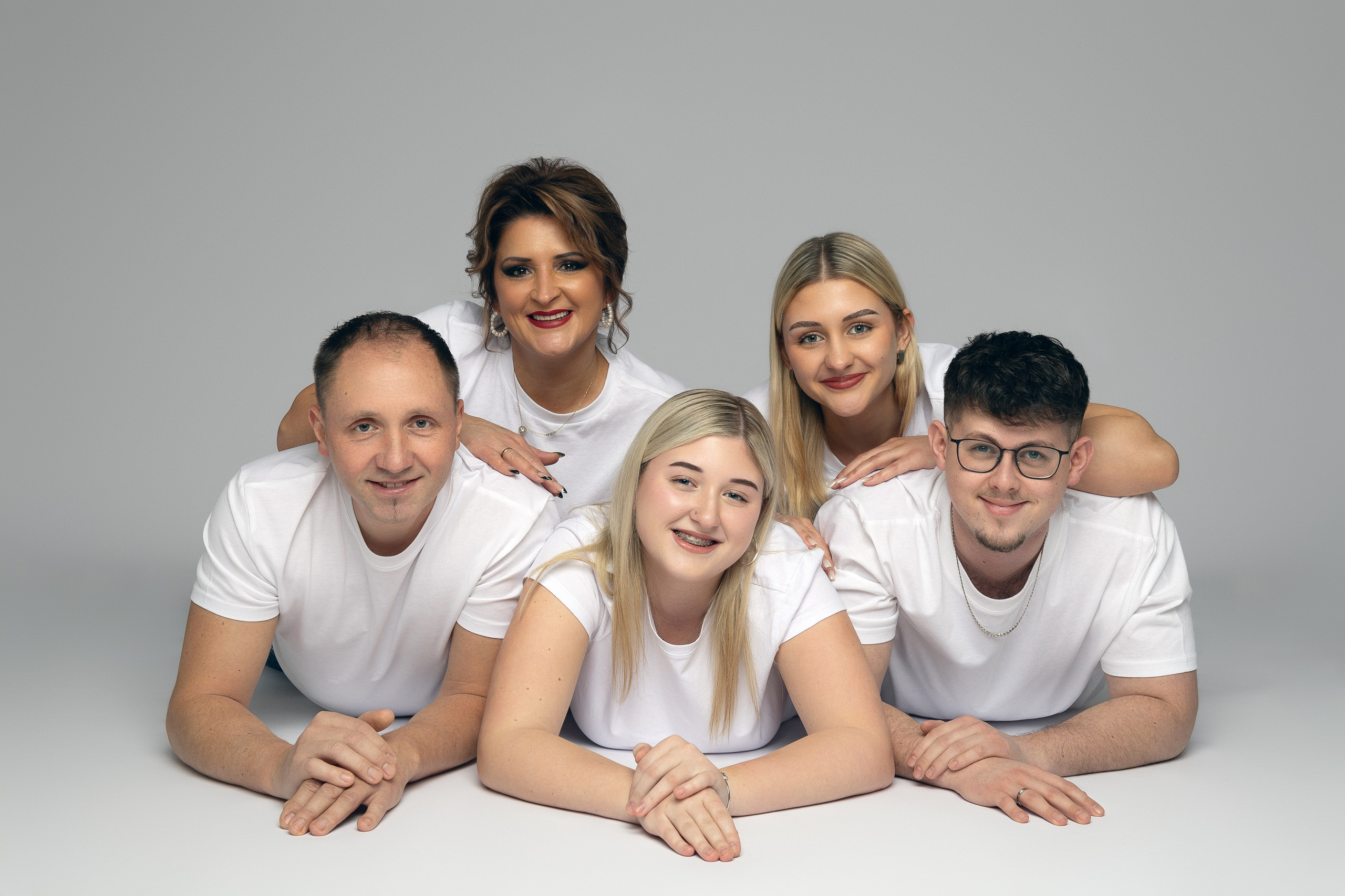 Zeitloses Familienporträt im Fotostudio, alle Familienmitglieder zusammen