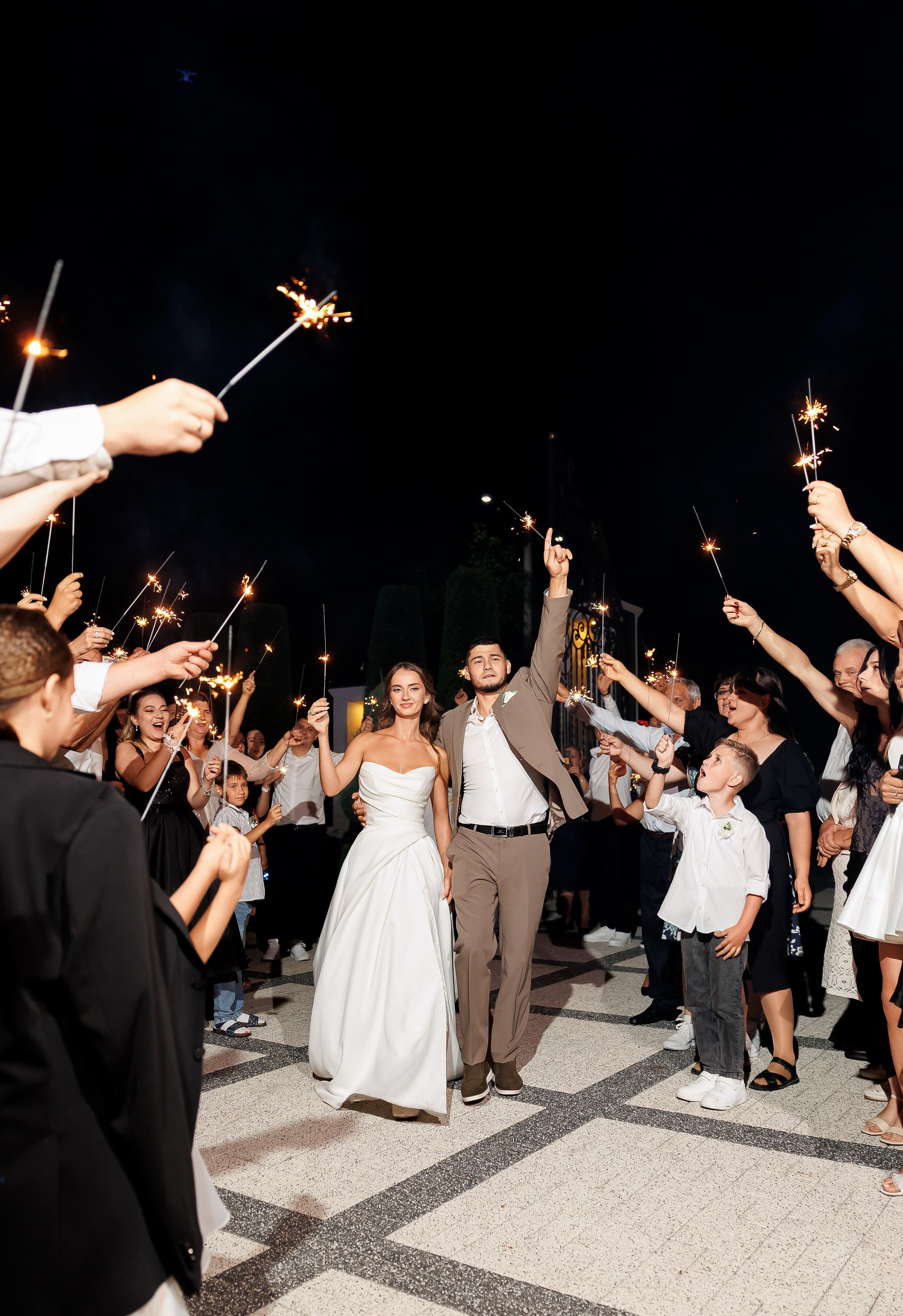 Eugen & Livia — Grand Elysee — Wedding Day. Servicii Foto și Video 067188353