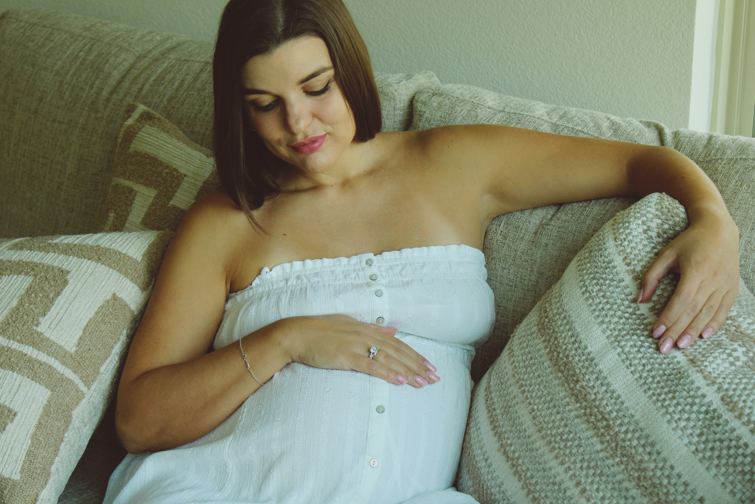 Maternity, Family & Pregnancy Photoshoot at Home. Lana Petrychenko — Portrait & Family Photographer. Valencia, Spain