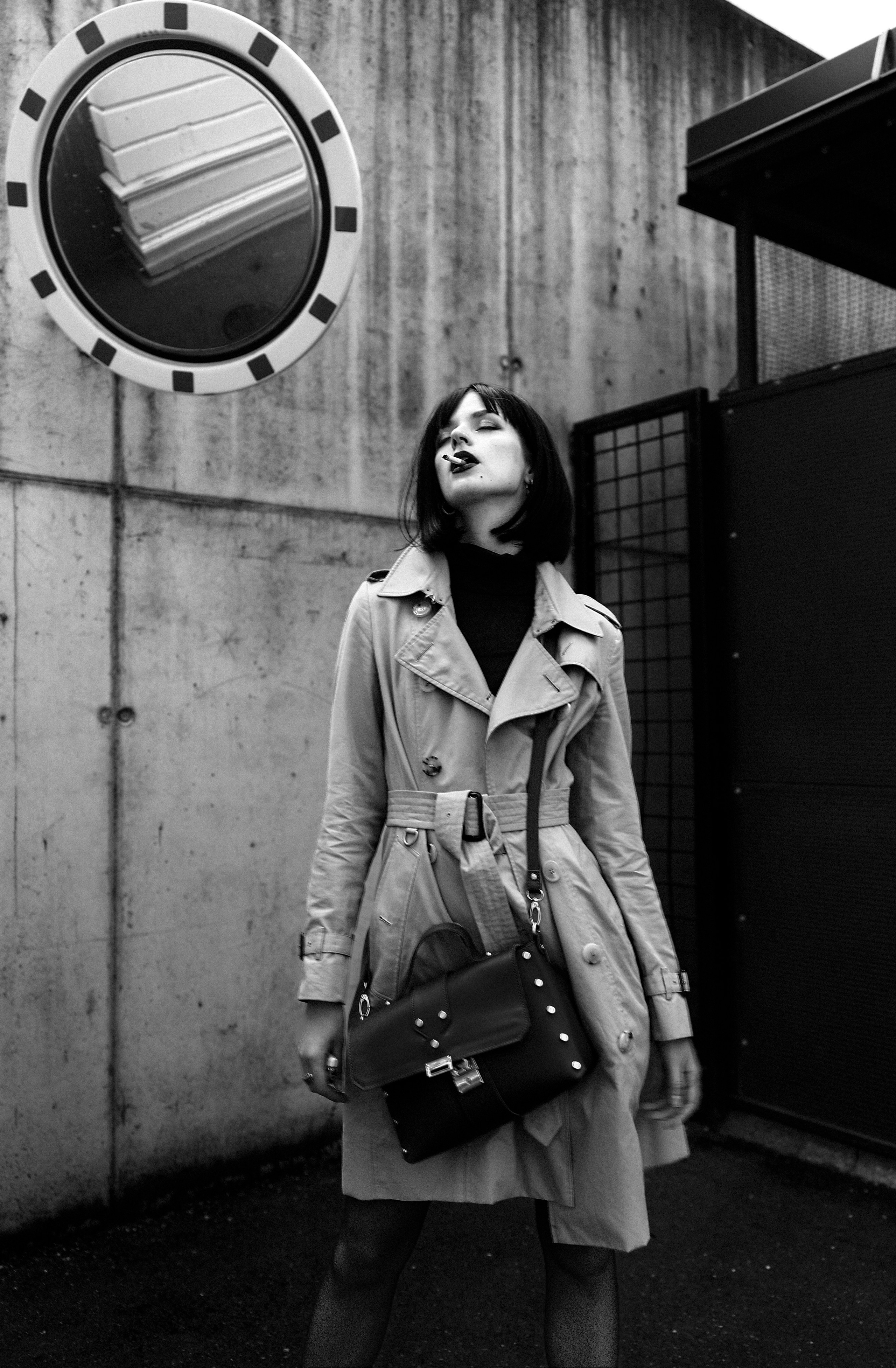 Schwarzweiß-Portrait einer Schauspielerin in Spion Story 