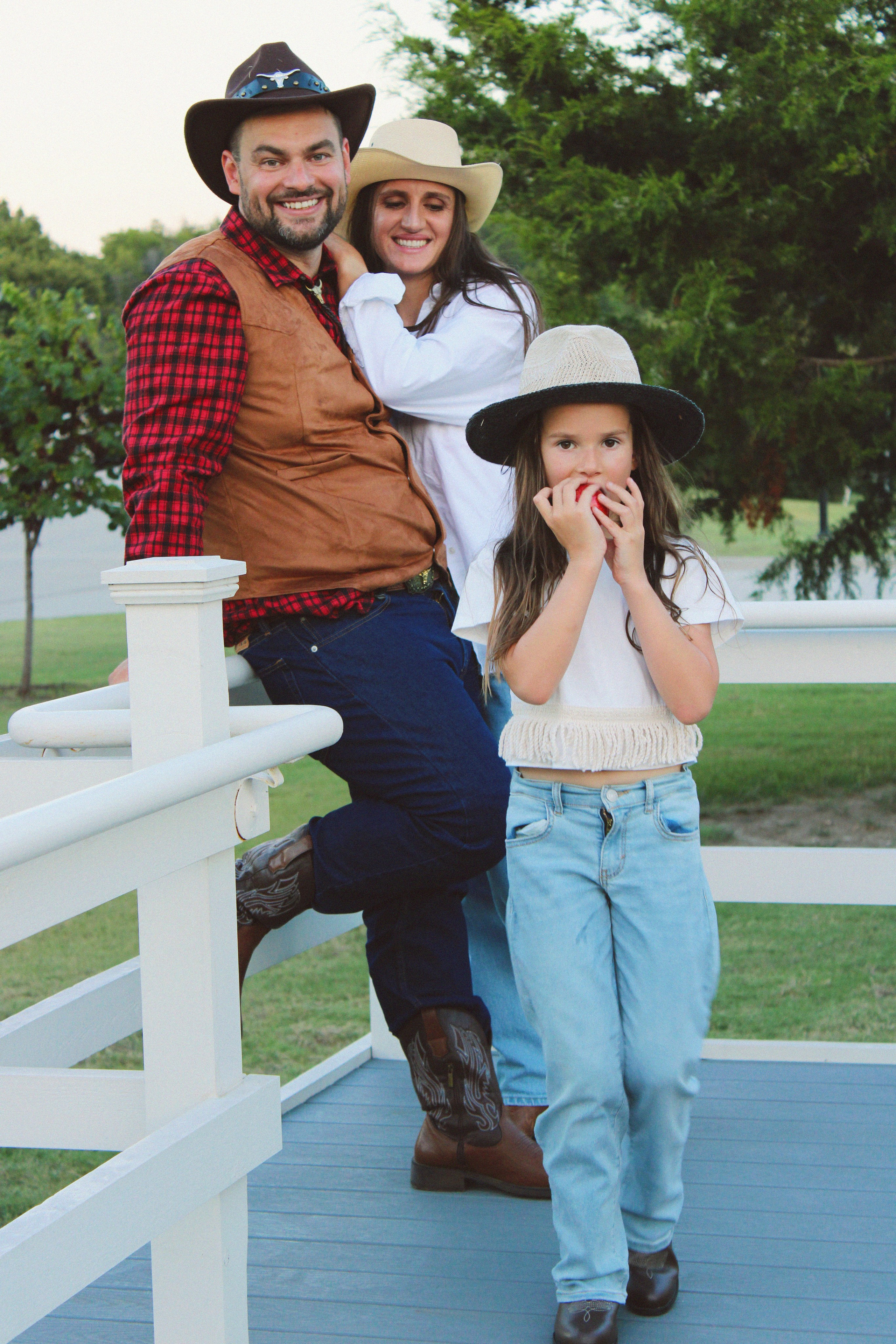 Texas Countryside Family Photoshoot in Cowboy Style. Lana Petrychenko — Portrait & Family Photographer. Valencia, Spain