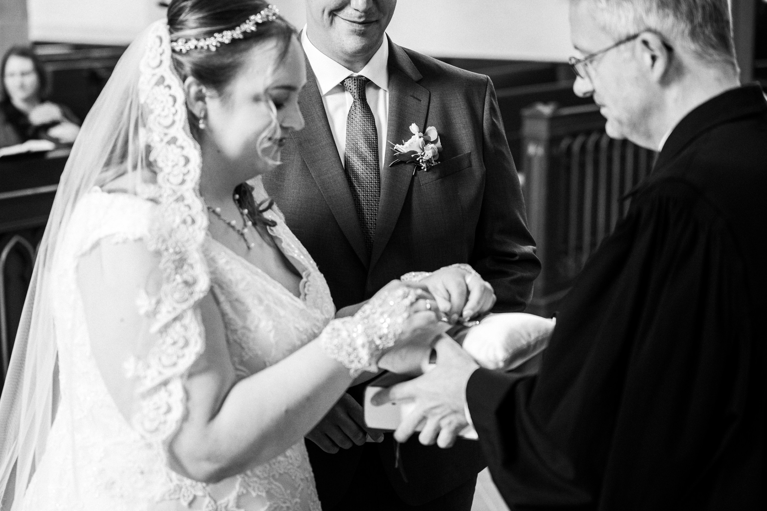 Kirchliche Trauung in Oerlinghausen – Emotionale Hochzeitsfotos & Stilvolle Reportagen!. Hochzeitsfotografin in Gütersloh | Authentische Hochzeitsreportagen | TK Photographie