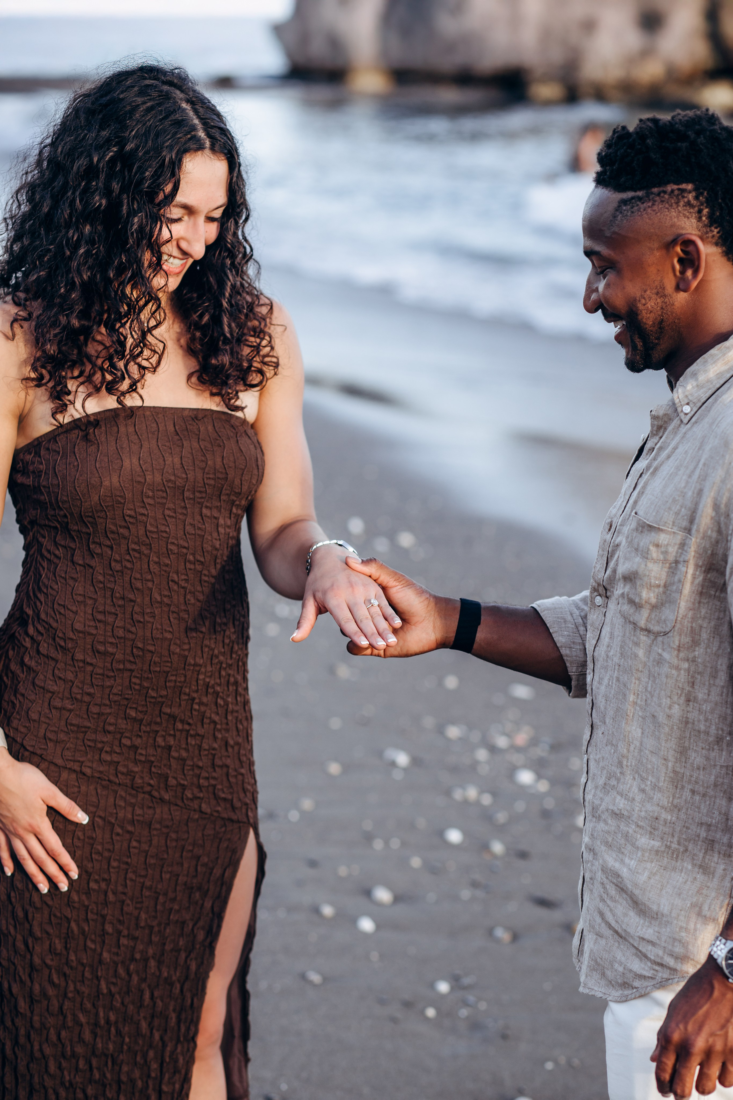 Sesión de fotos de propuesta romántica en la playa de Valencia, España, con una pareja feliz durante una sesión de historia de amor — ideal para quienes buscan sesiones de compromiso o de pareja en Valencia y en toda España.