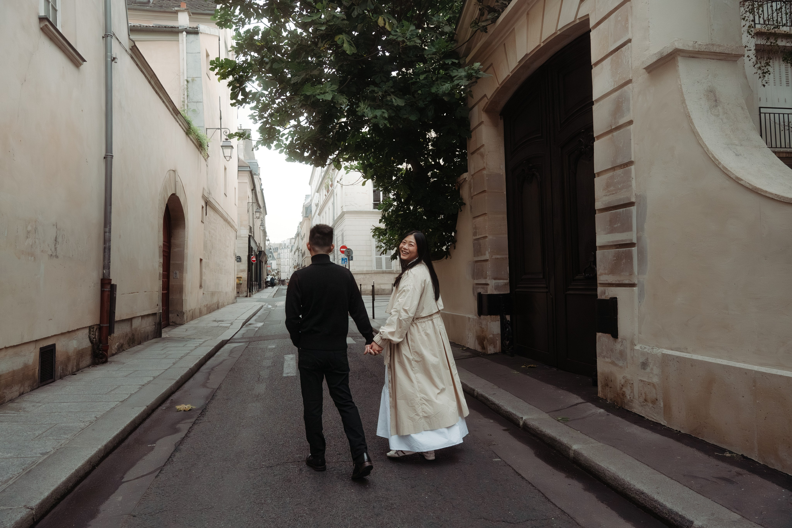 Grace & Lee — morning stroll in Marais. Paris photographer — Polina Osipova