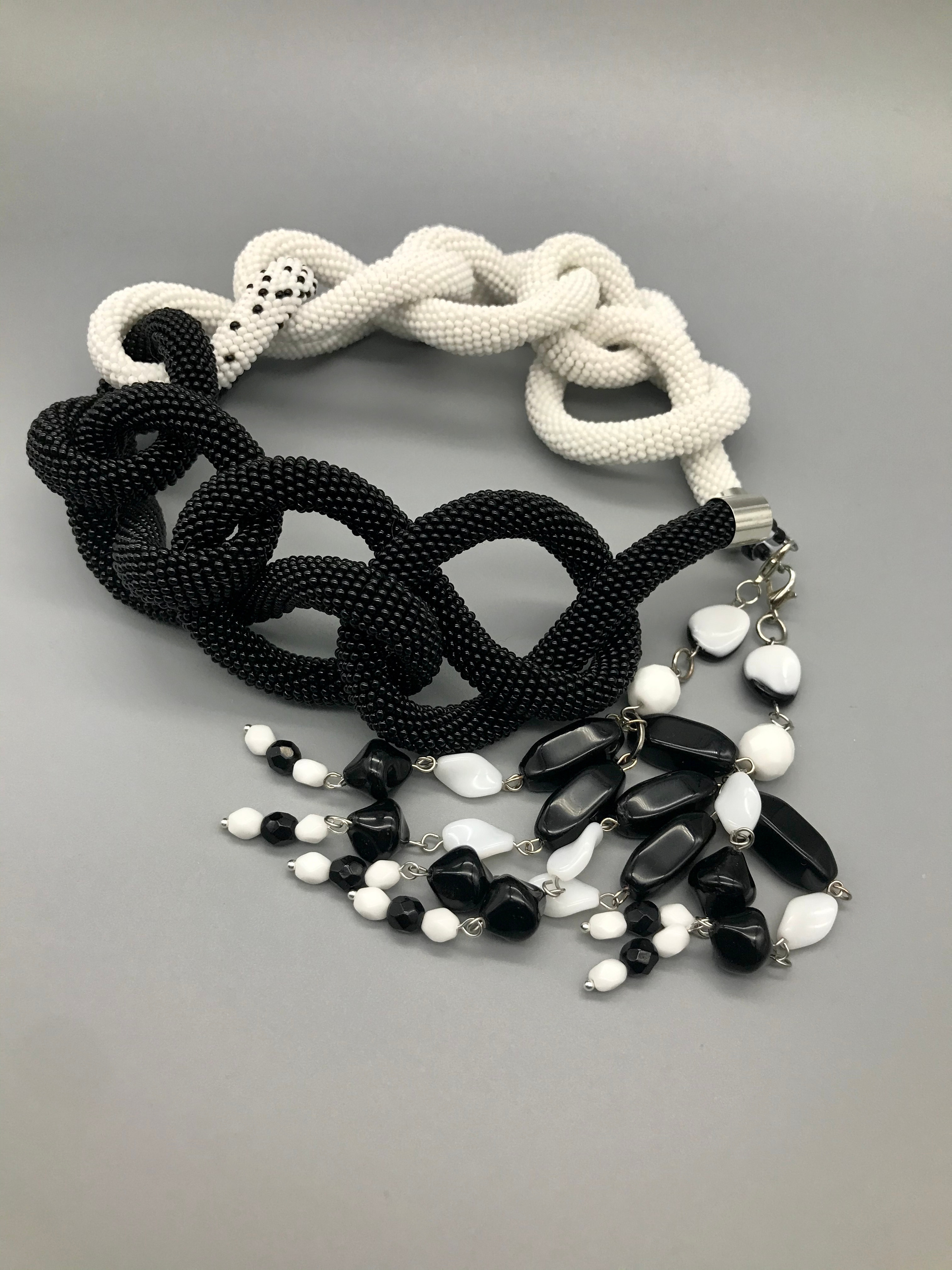 Lariat de perles tchèques. 160 cm. 2 couleur perles. Mannequins, design, decoration, handmade, photographe…