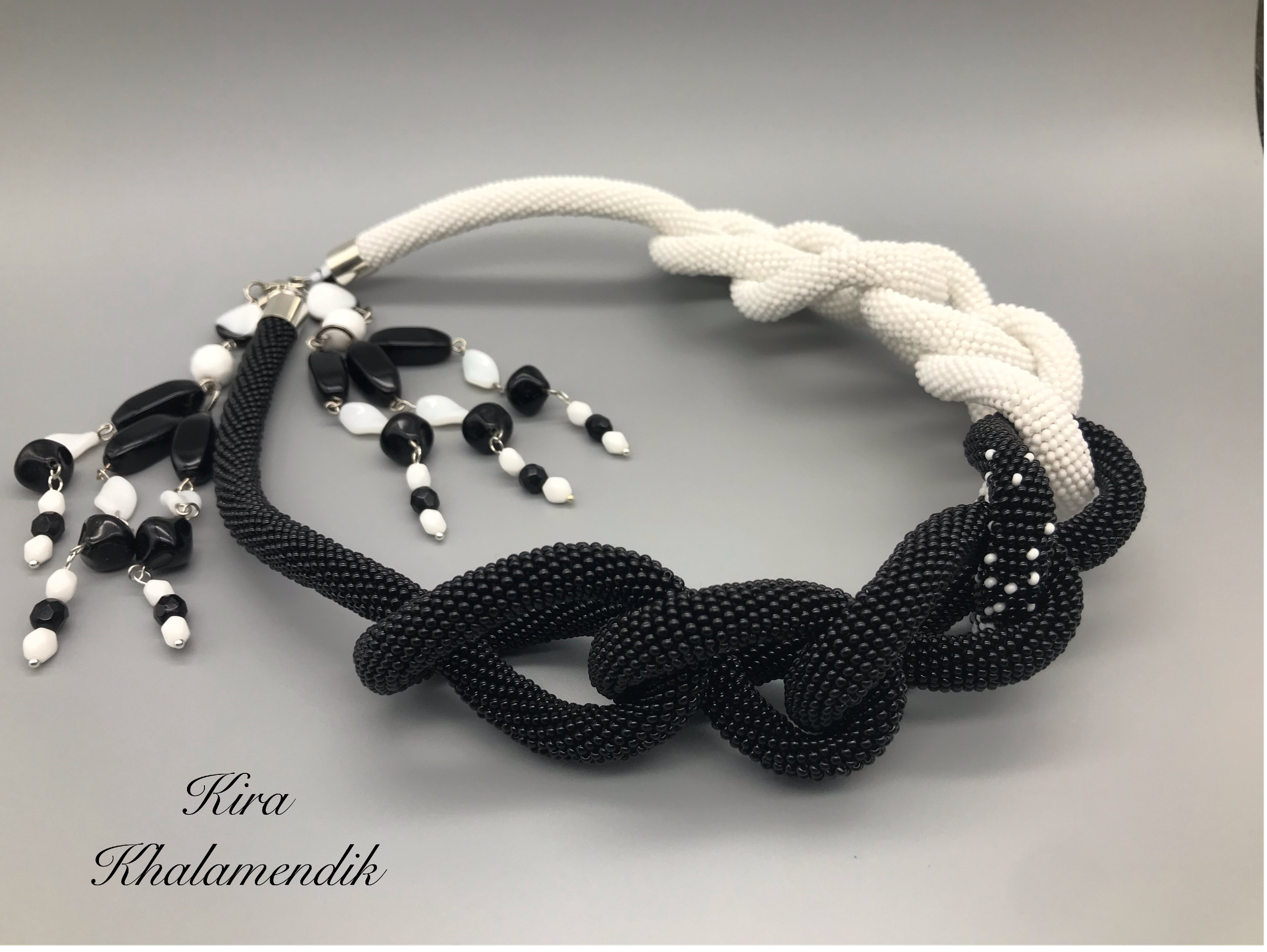 Lariat de perles tchèques. 160 cm. 2 couleur perles. Mannequins, design, decoration, handmade, photographe…