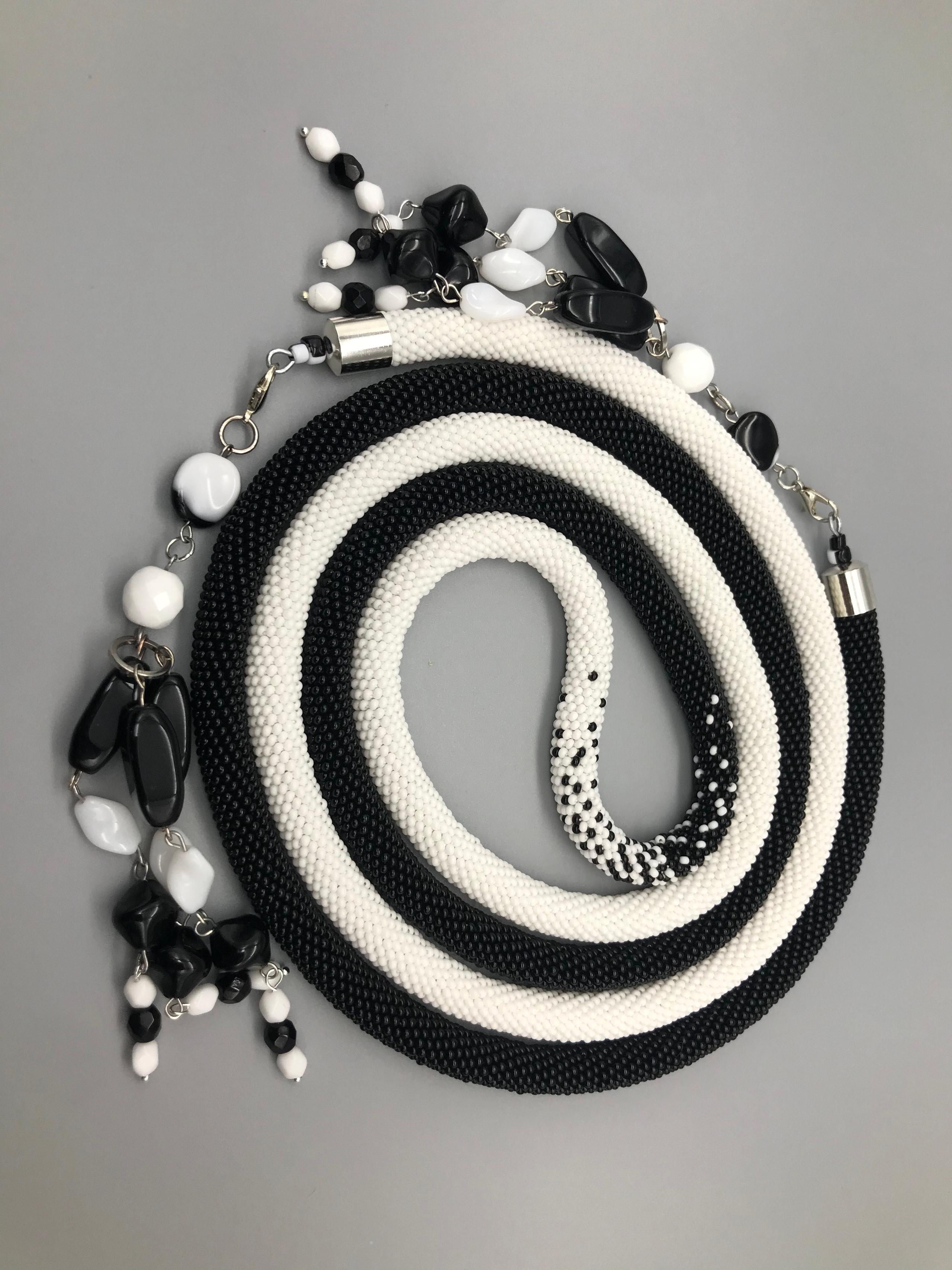 Lariat de perles tchèques. 160 cm. 2 couleur perles. Mannequins, design, decoration, handmade, photographe…