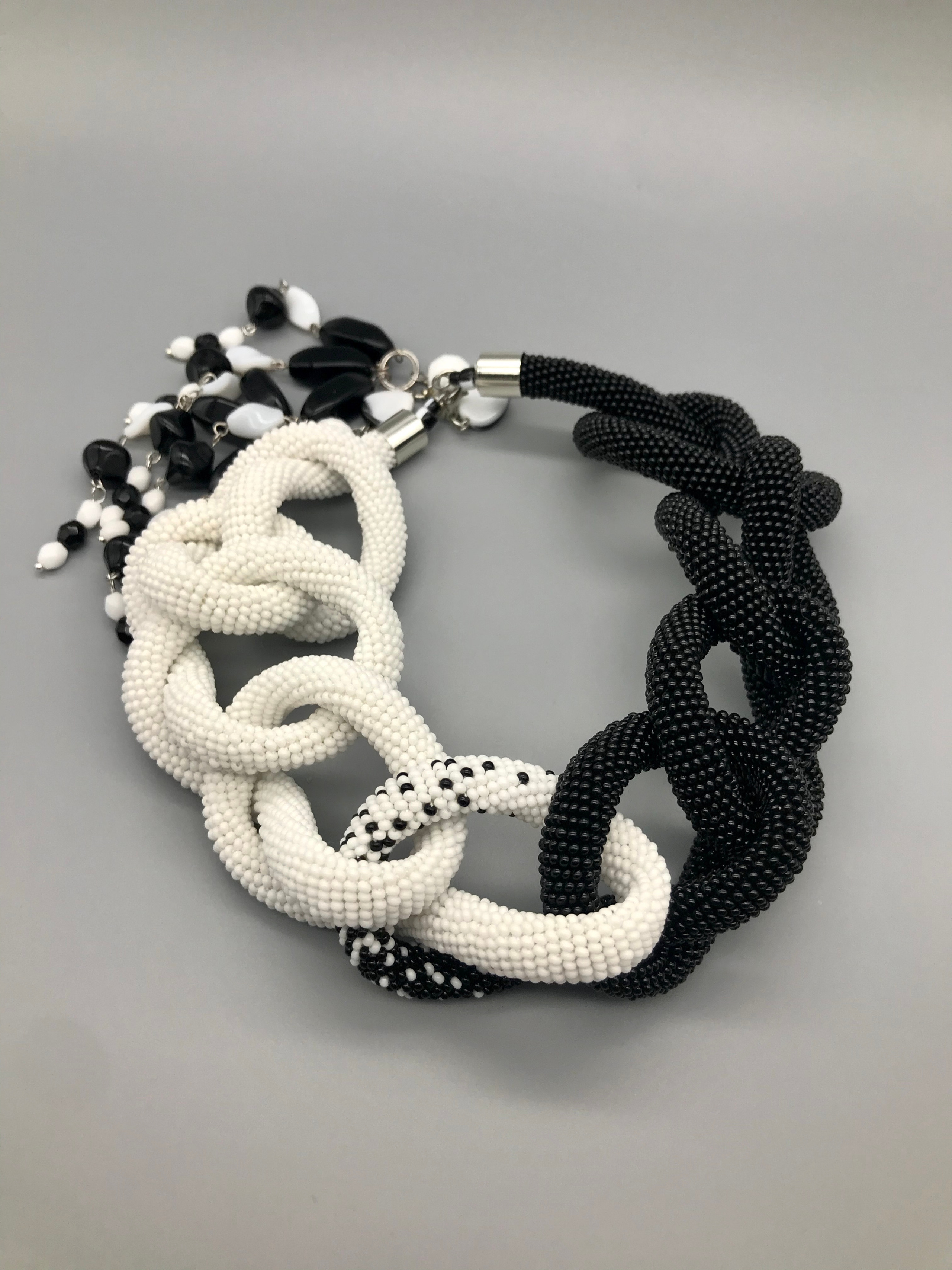 Lariat de perles tchèques. 160 cm. 2 couleur perles. Mannequins, design, decoration, handmade, photographe…