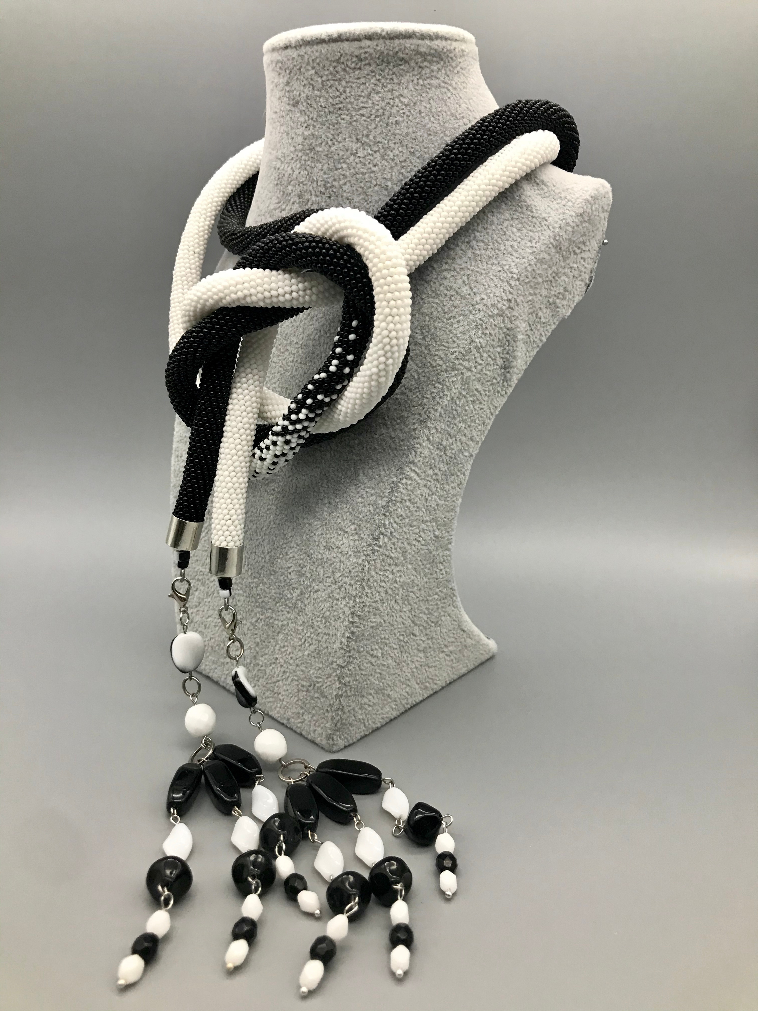 Lariat de perles tchèques. 160 cm. 2 couleur perles. Mannequins, design, decoration, handmade, photographe…