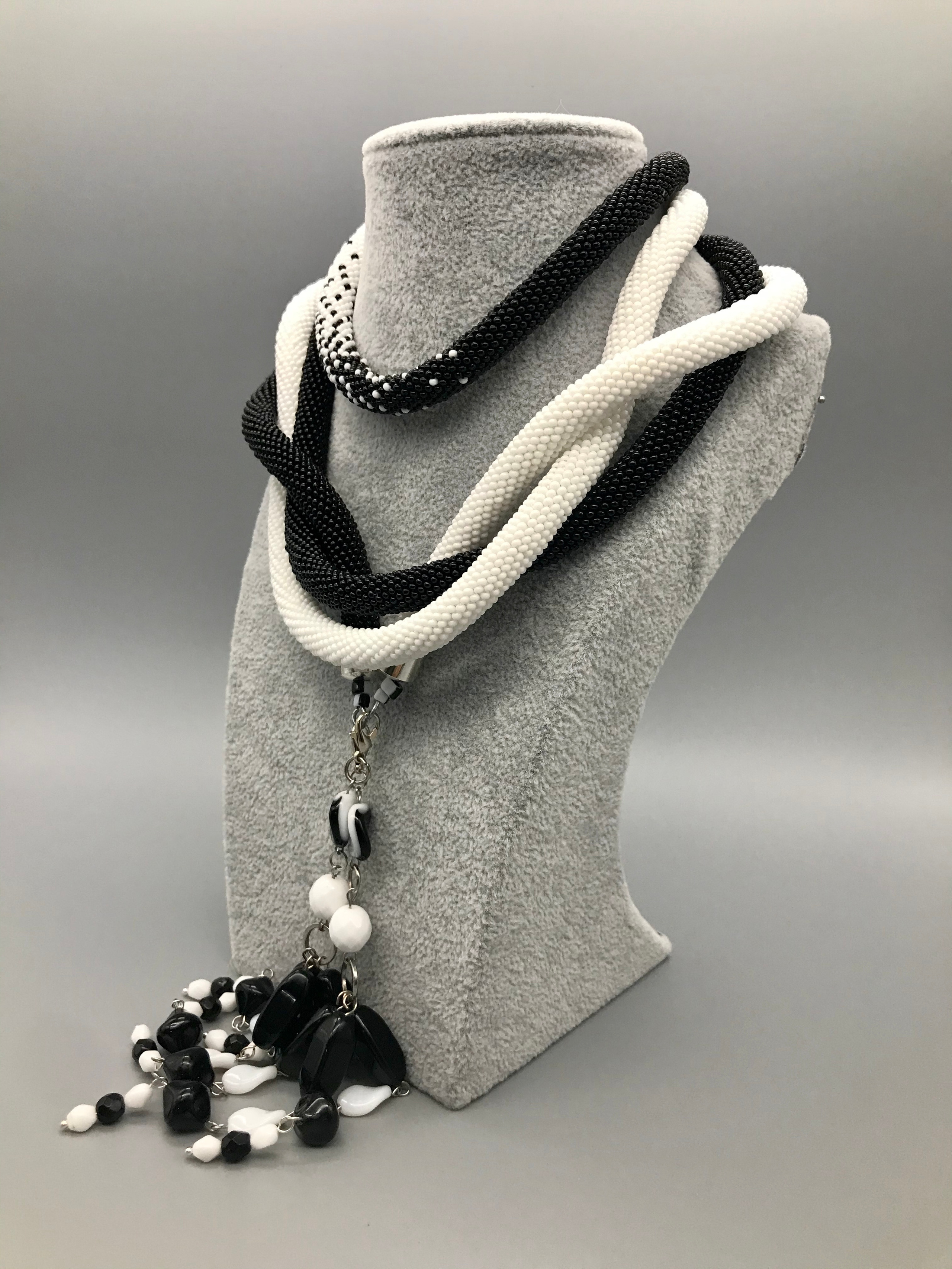 Lariat de perles tchèques. 160 cm. 2 couleur perles. Mannequins, design, decoration, handmade, photographe…