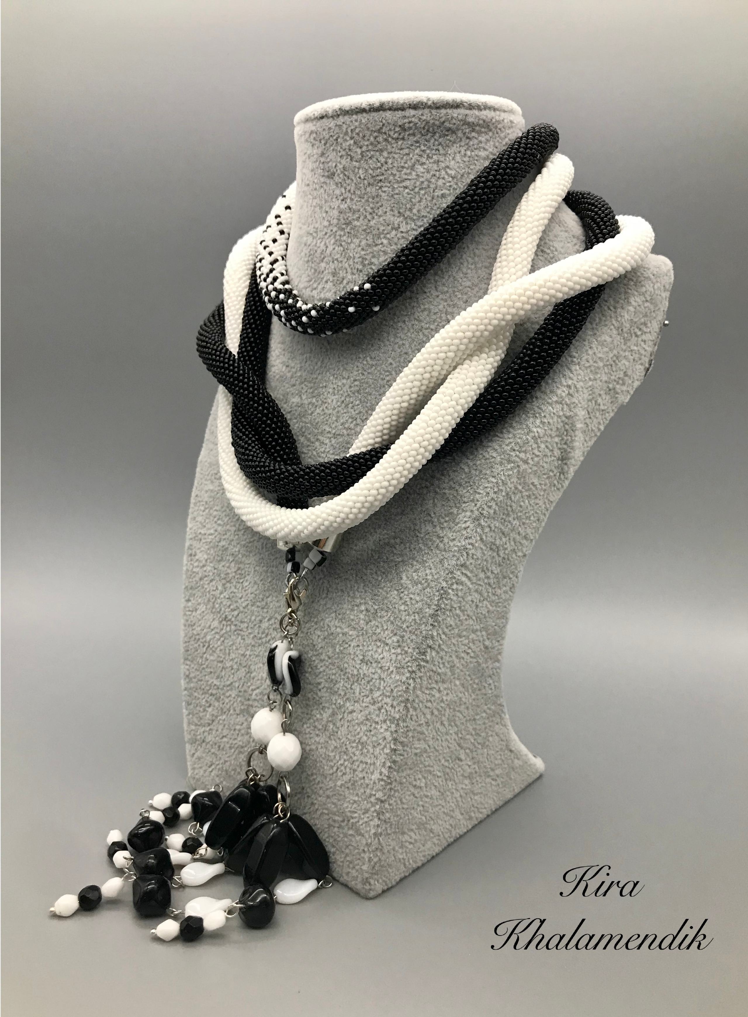 Lariat de perles tchèques. 160 cm. 2 couleur perles. Mannequins, design, decoration, handmade, photographe…