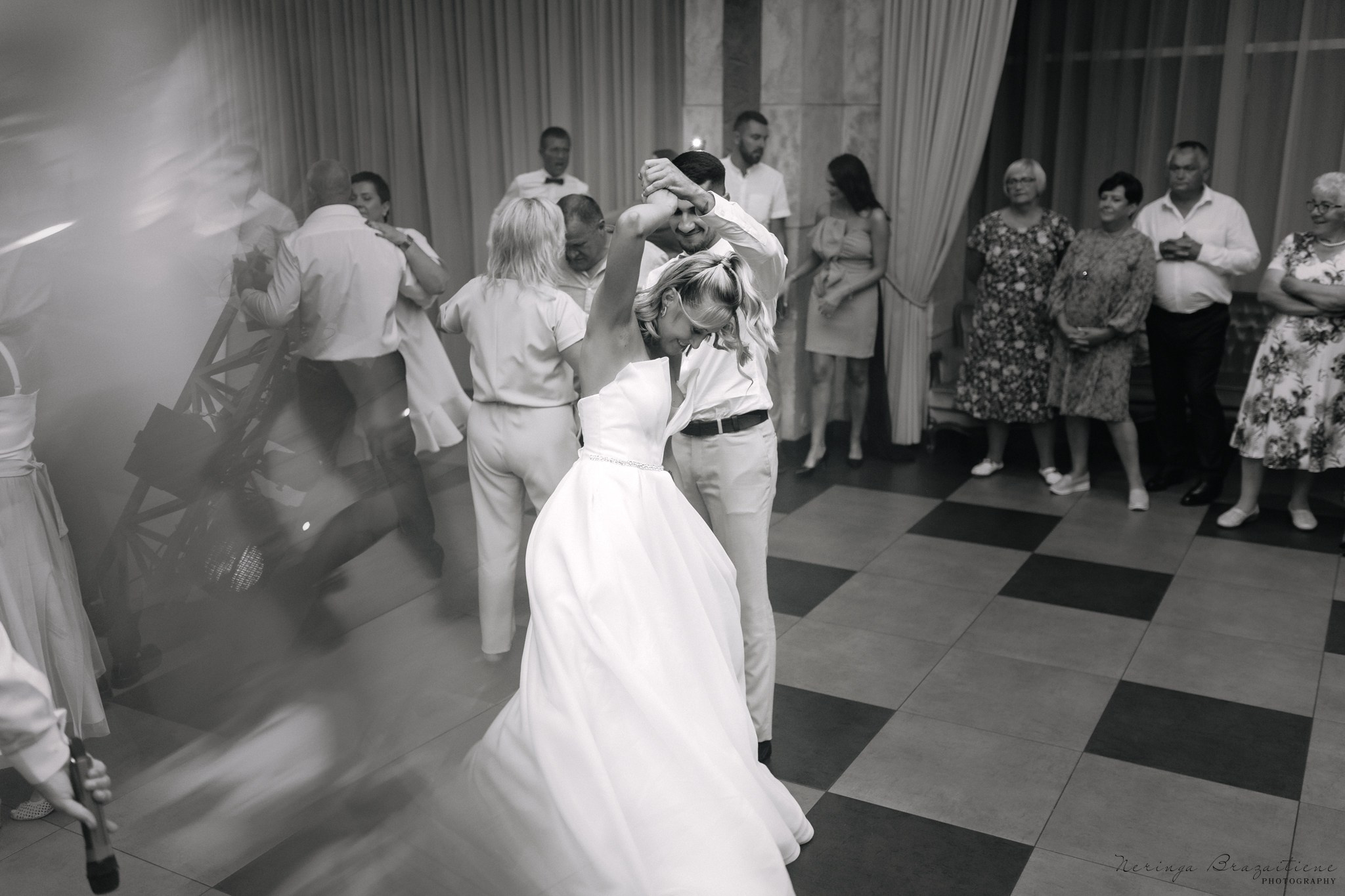 Vestuvinė fotosesija Kaune, Vienybės aikštėje, prie Lietuvos banko