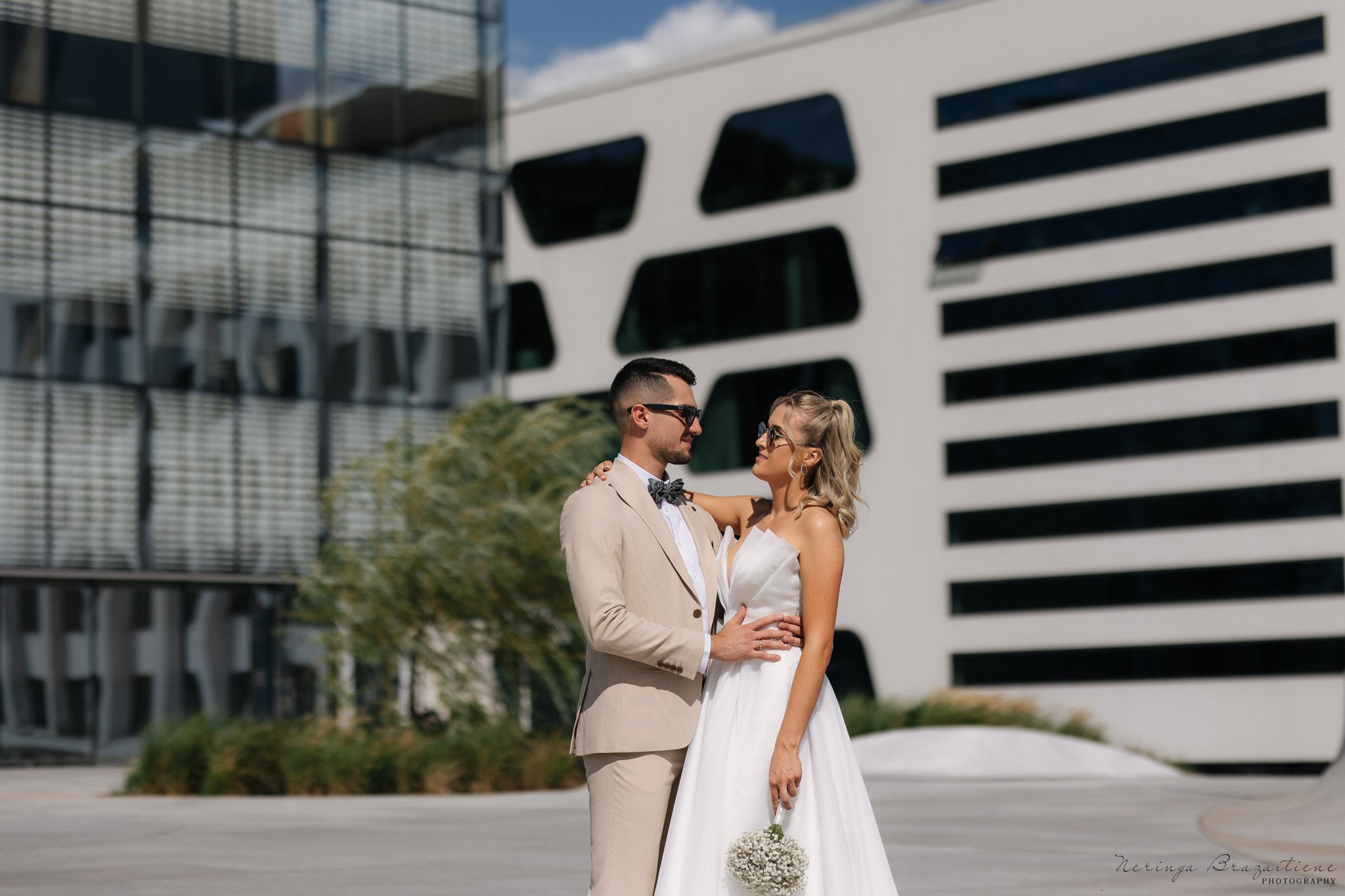 Vestuvinė fotosesija Kaune, Vienybės aikštėje, prie Lietuvos banko