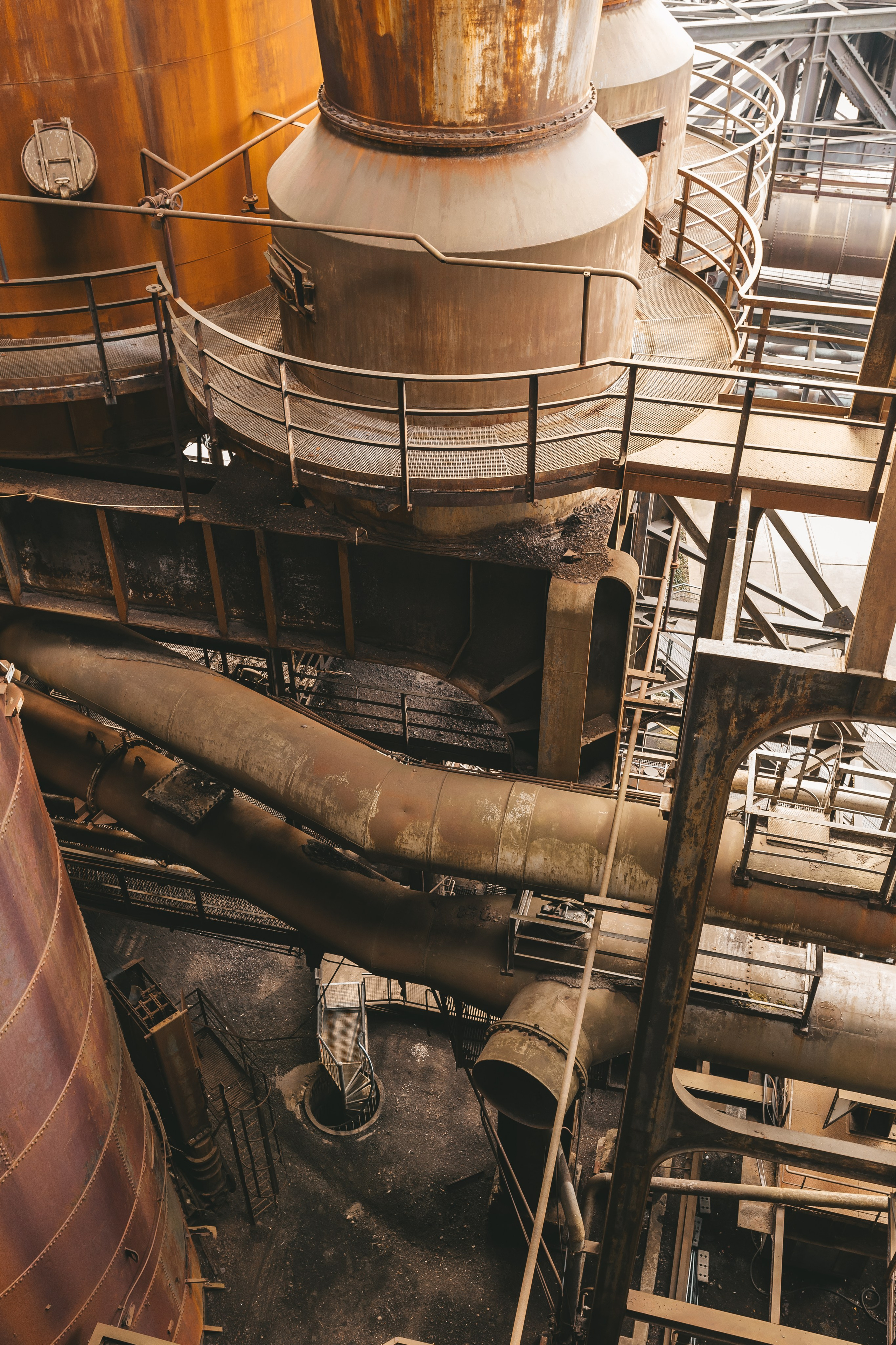 Смотровая платформа с видом на конструктивные элементы комплекса.