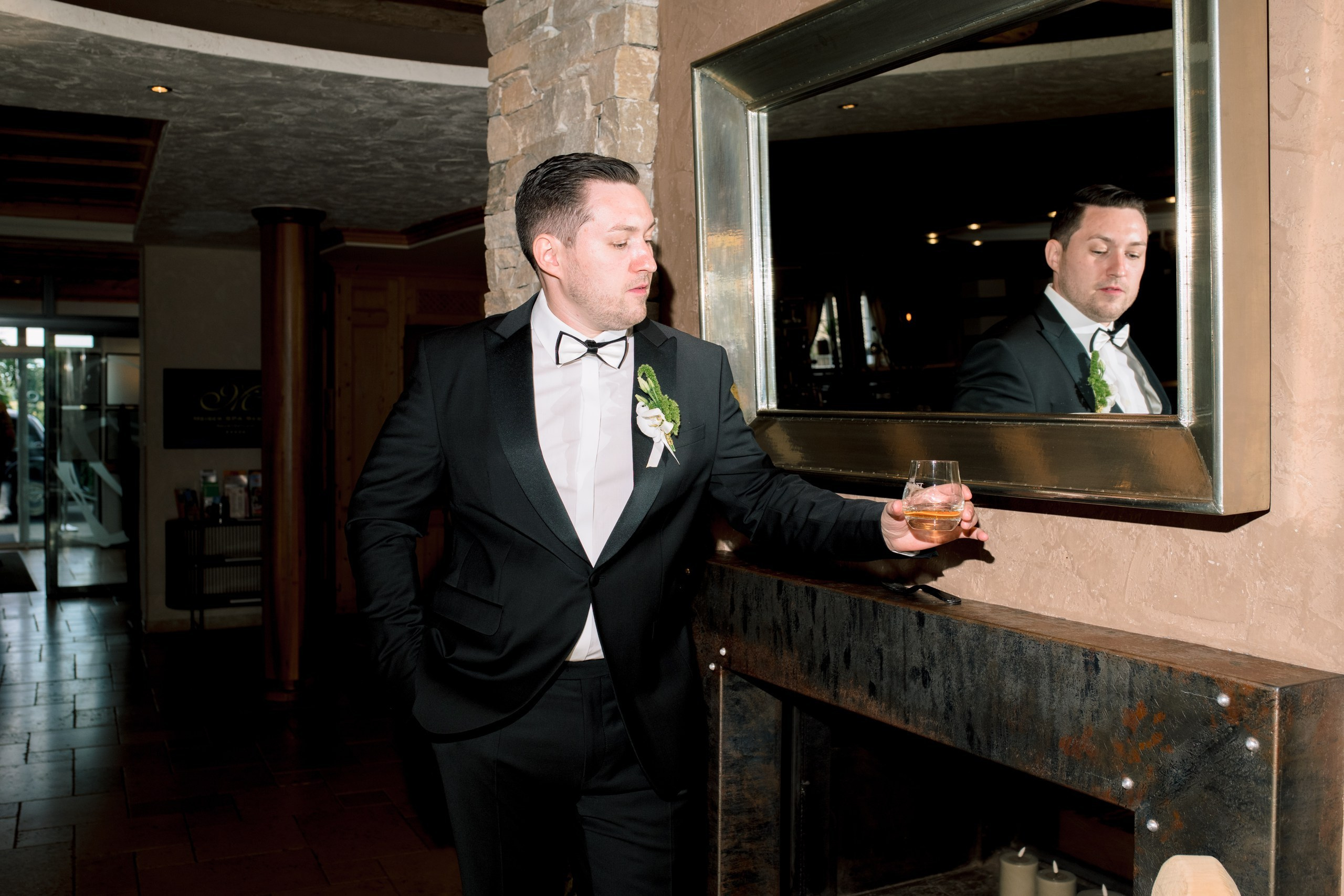 Bräutigam wartet voller Vorfreude im Festsaal des Meiser Hotels.