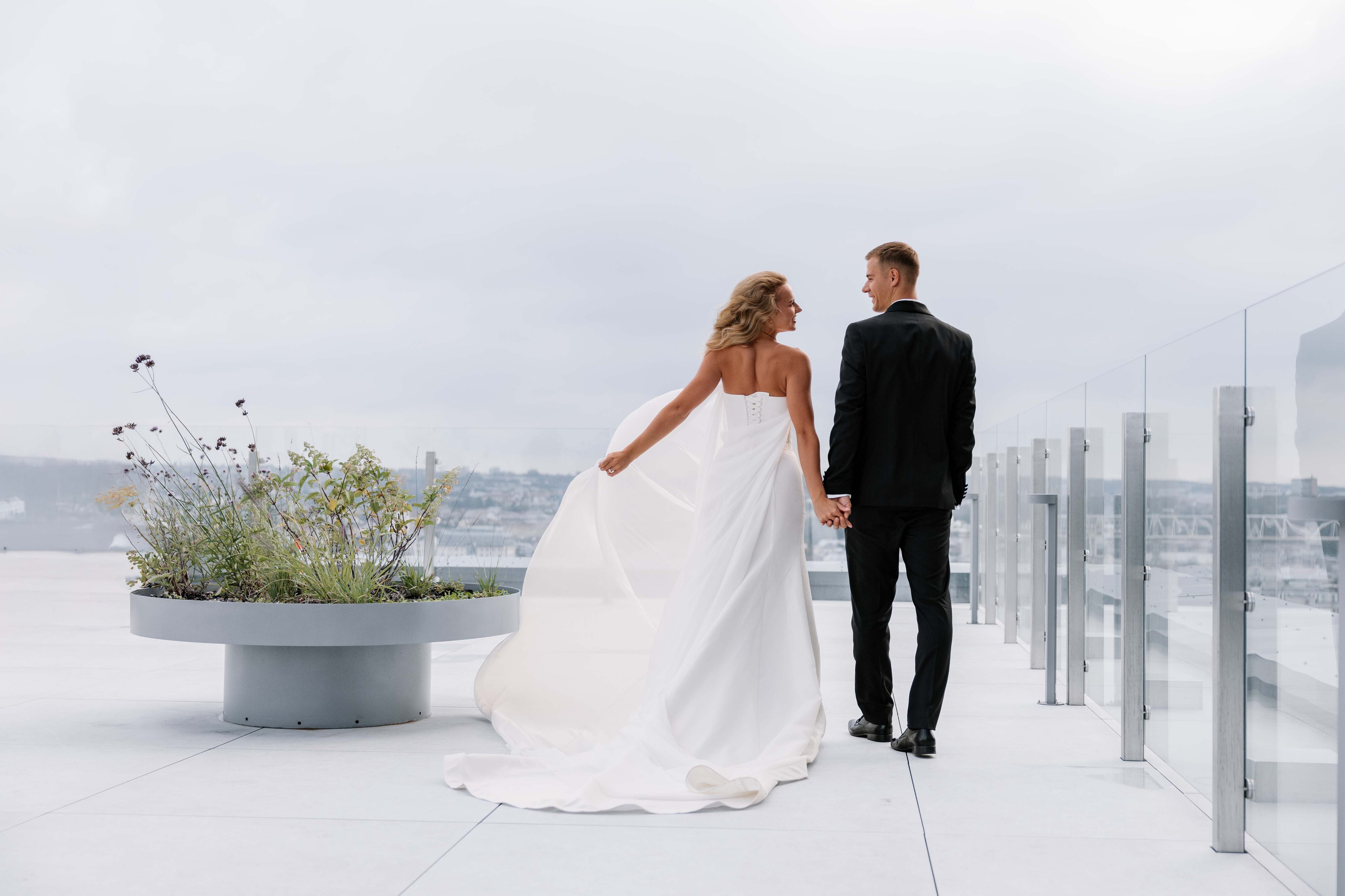 Modernios lokacijos fotosesijai Vilniuje. Framed by Evelina | Vestuvių fotografė