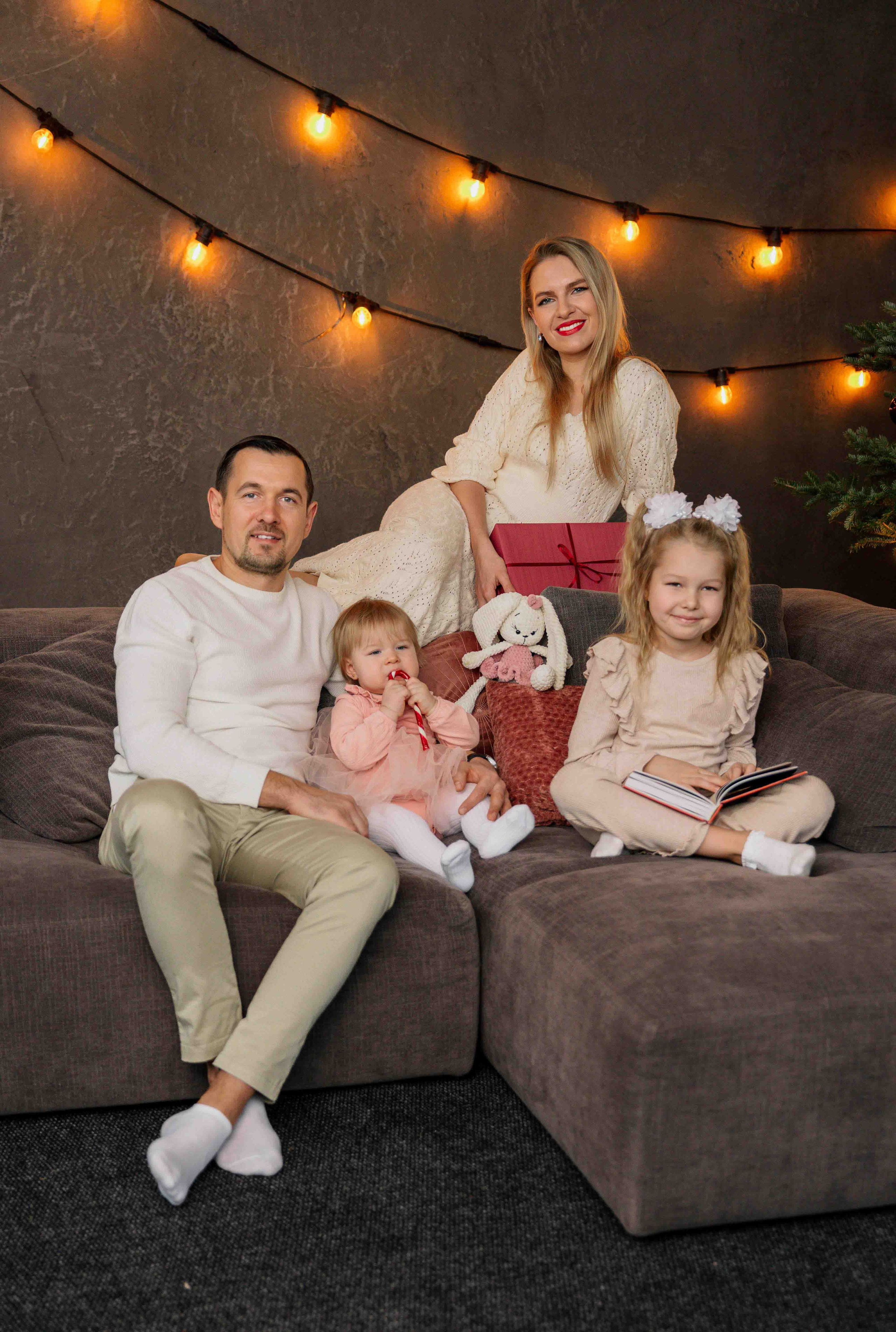 Jauki Kalėdinė fotosesija Vilniuje: studijoje, namų šilumoje, gamtoje ar mieste. Framed by Evelina | Vestuvių fotografė