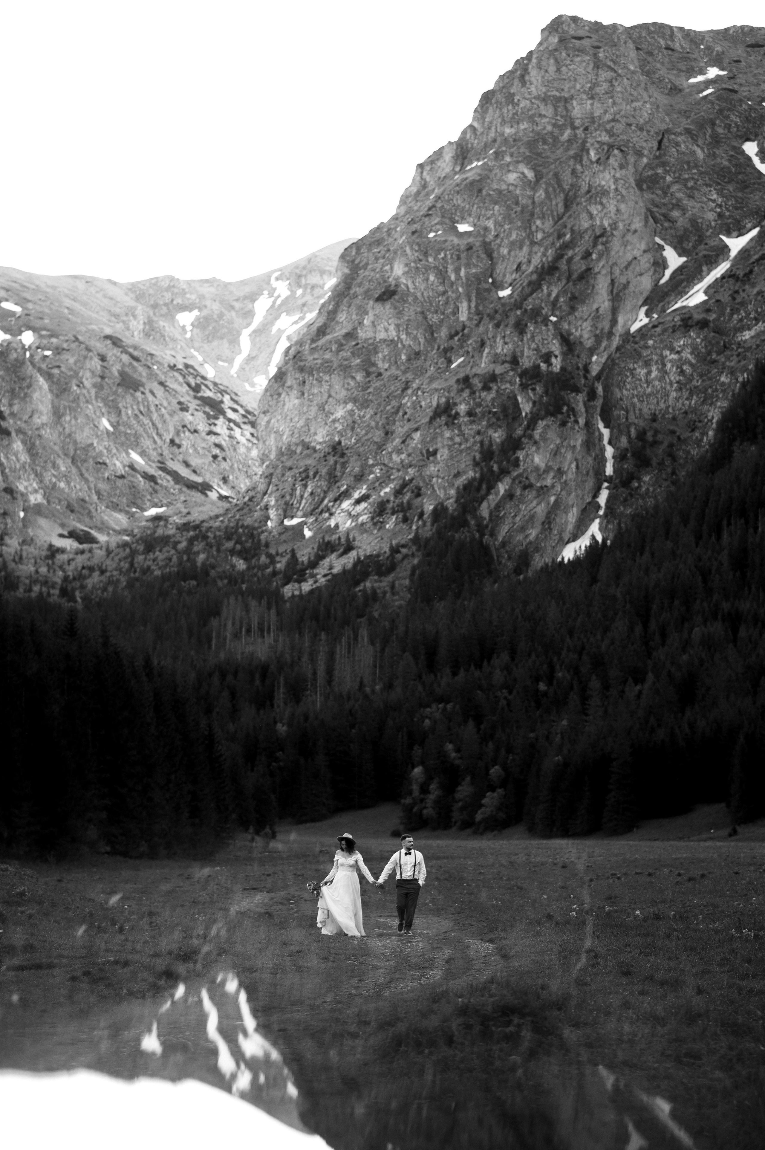 Hochzeitsfotoshooting in den Bergen | Natürliche & Romantische Hochzeitsbilder