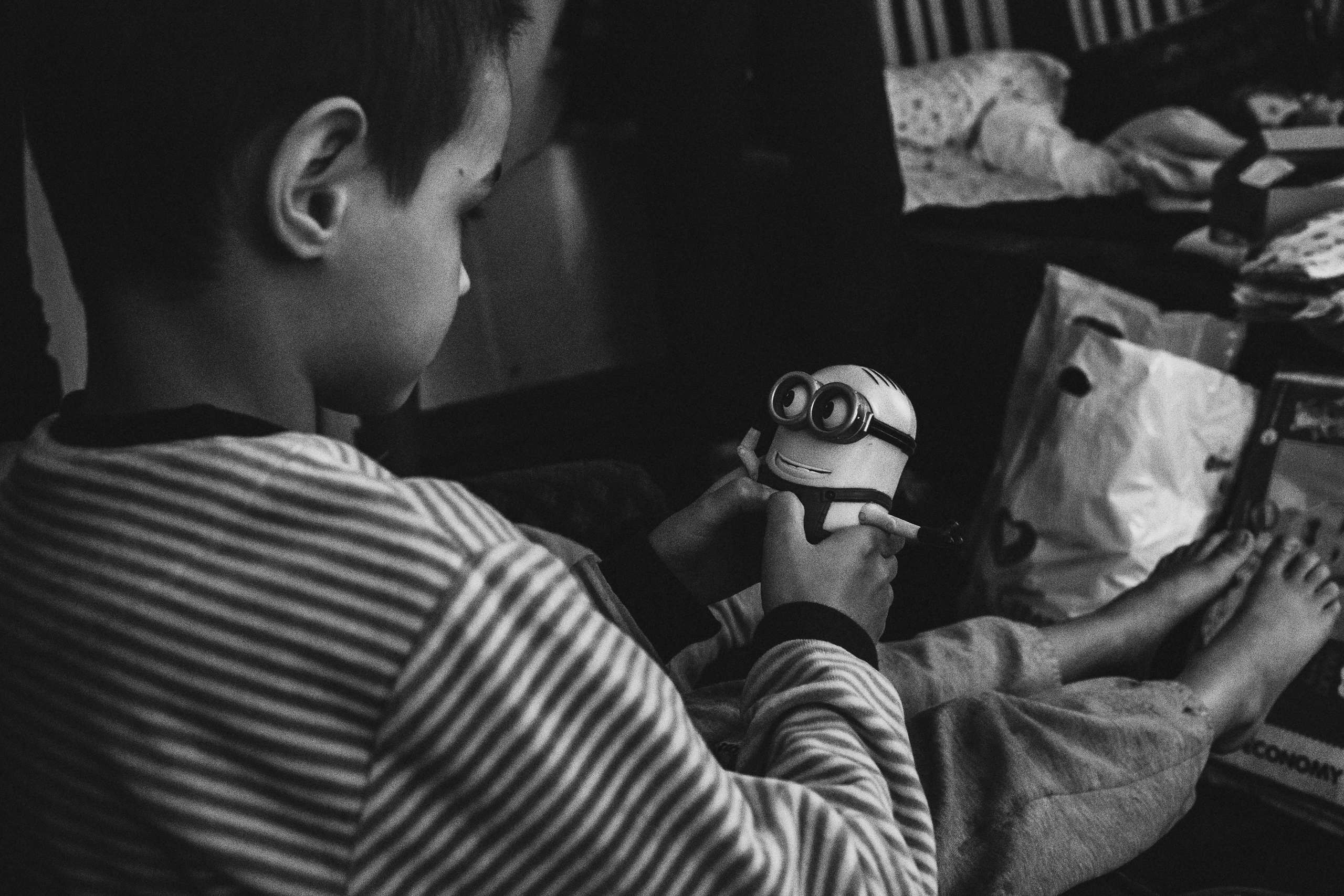 чёрно-белая социальная документальная фотография портрет бедность мальчик игрушка Фотограф в Ирландии