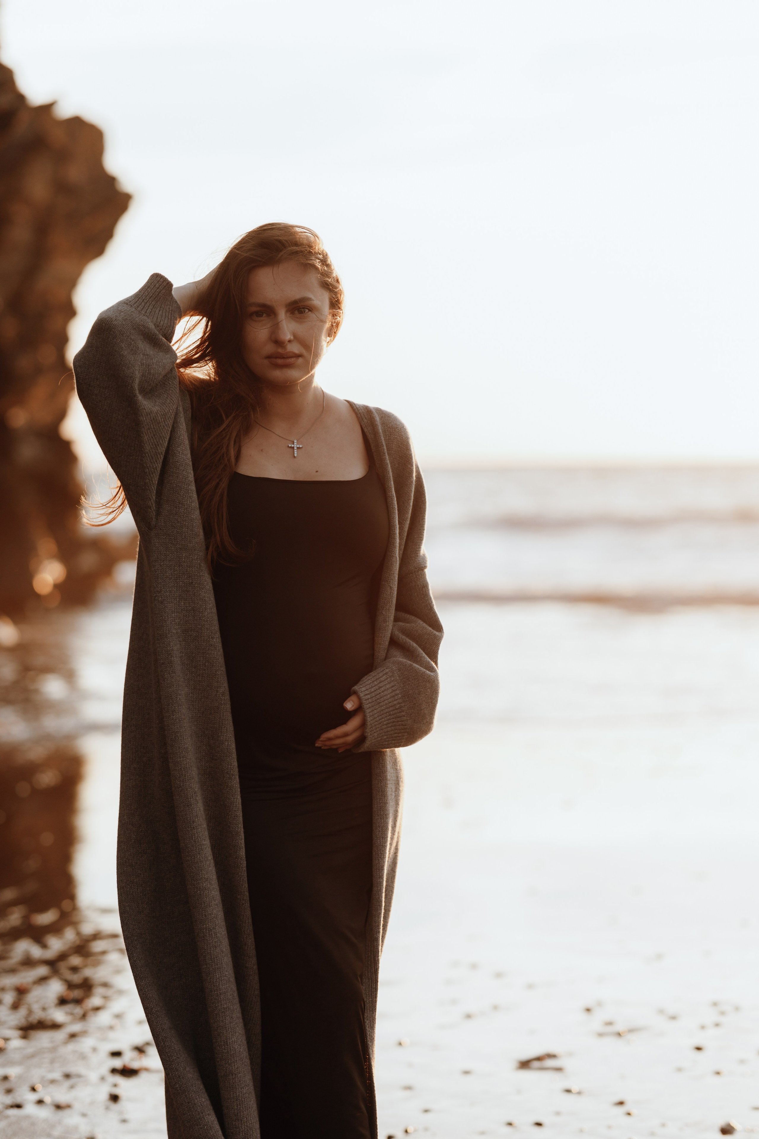 Sunset maternity photoshoot. Annah Louwagie — Lifestyle photographer for couples, families & brands | France & worldwide