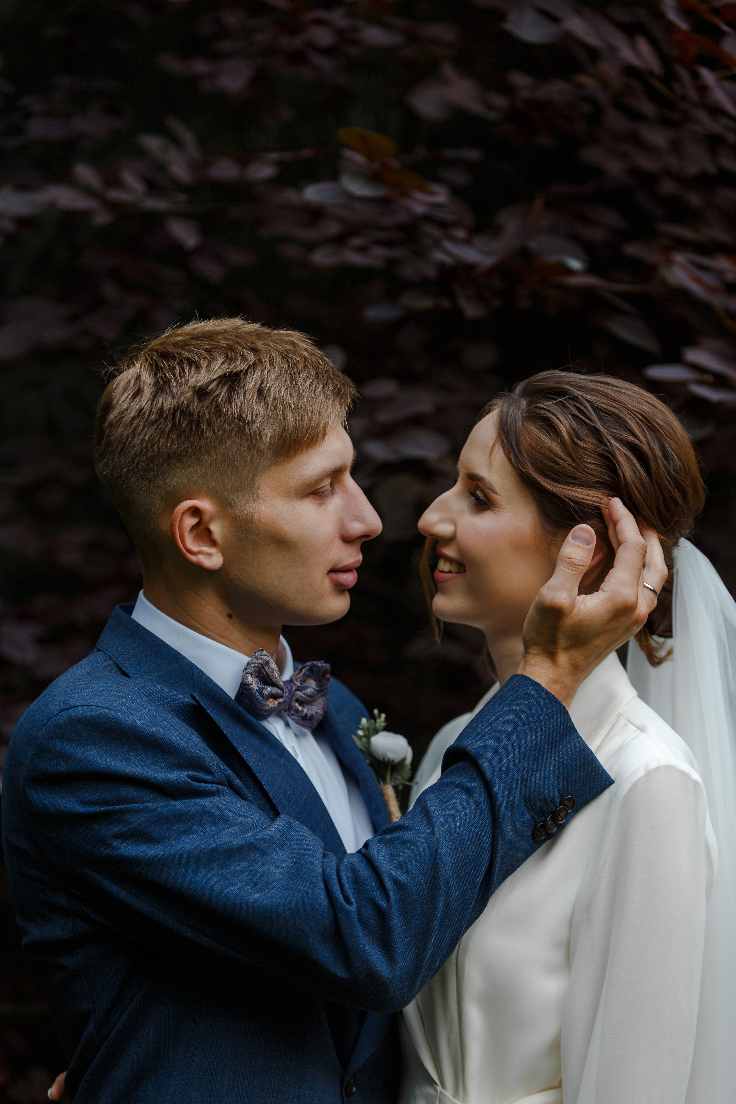 Novia y novio en la naturaleza. Fotógrafo de retrato, familia y reportajes en Valencia | España | Europa Vitalii Lumier