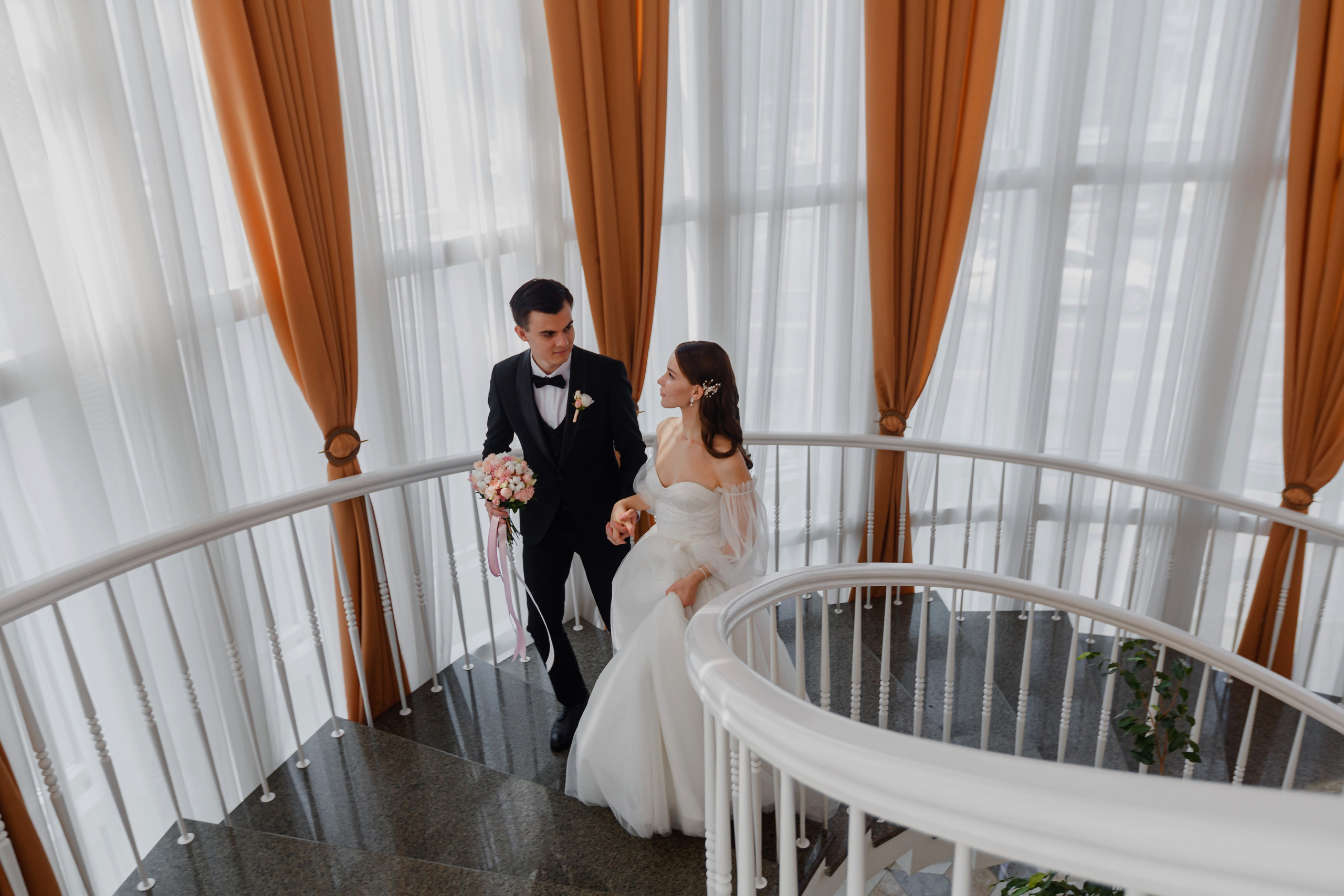 Recién casados ​​sexys en un hotel. Fotógrafo de retrato, familia y reportajes en Valencia | España | Europa Vitalii Lumier