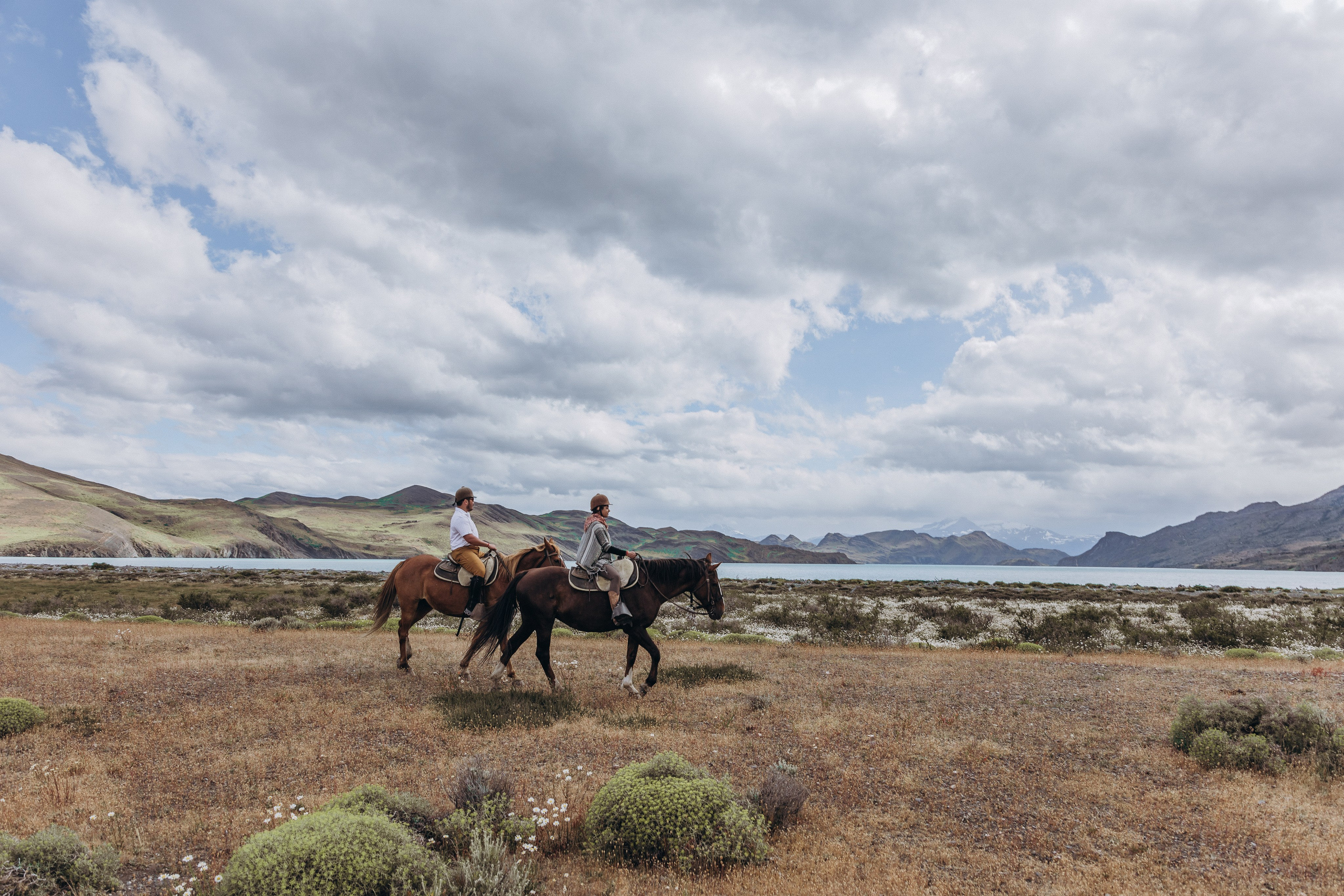 T+C. Elopement in Patagonia. Fotógrafa familiar Santiago y Chile Anna Almazova