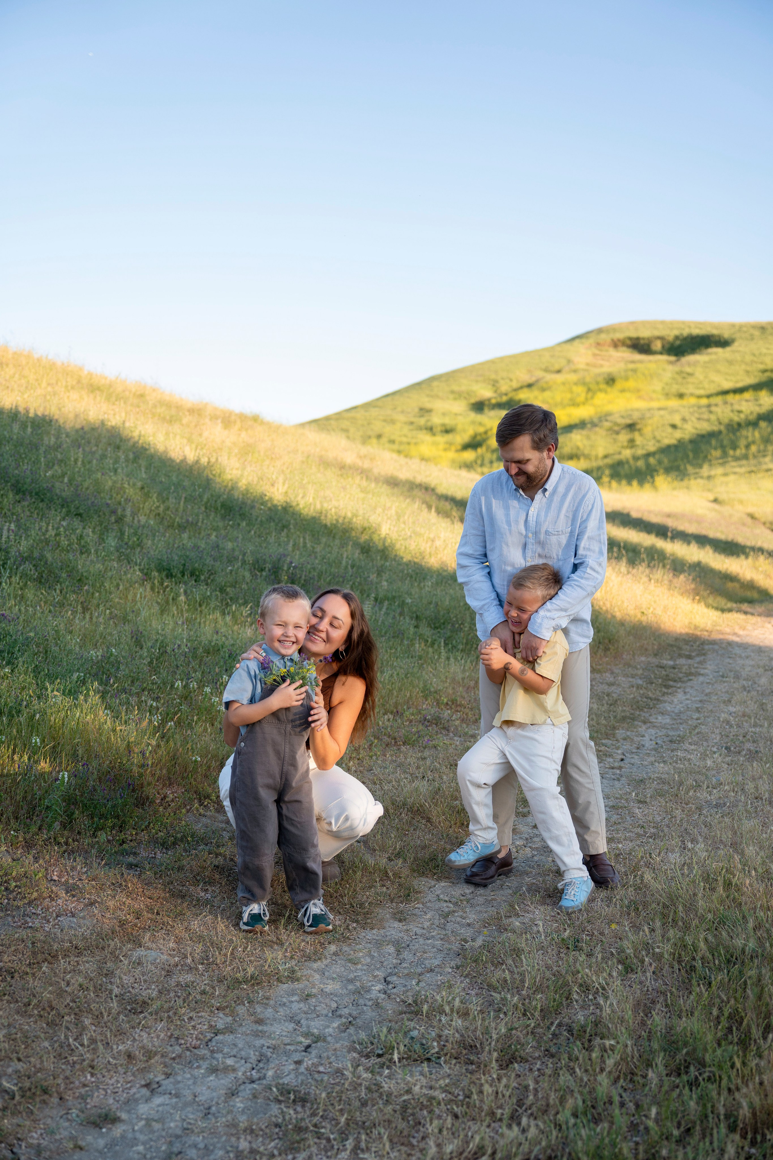 Lifestyle family session, candid family moments, outdoor family portraits, family photo shoot, natural family photos, kids and parents. Bay Area Photographer: family, maternity, love story, wedding