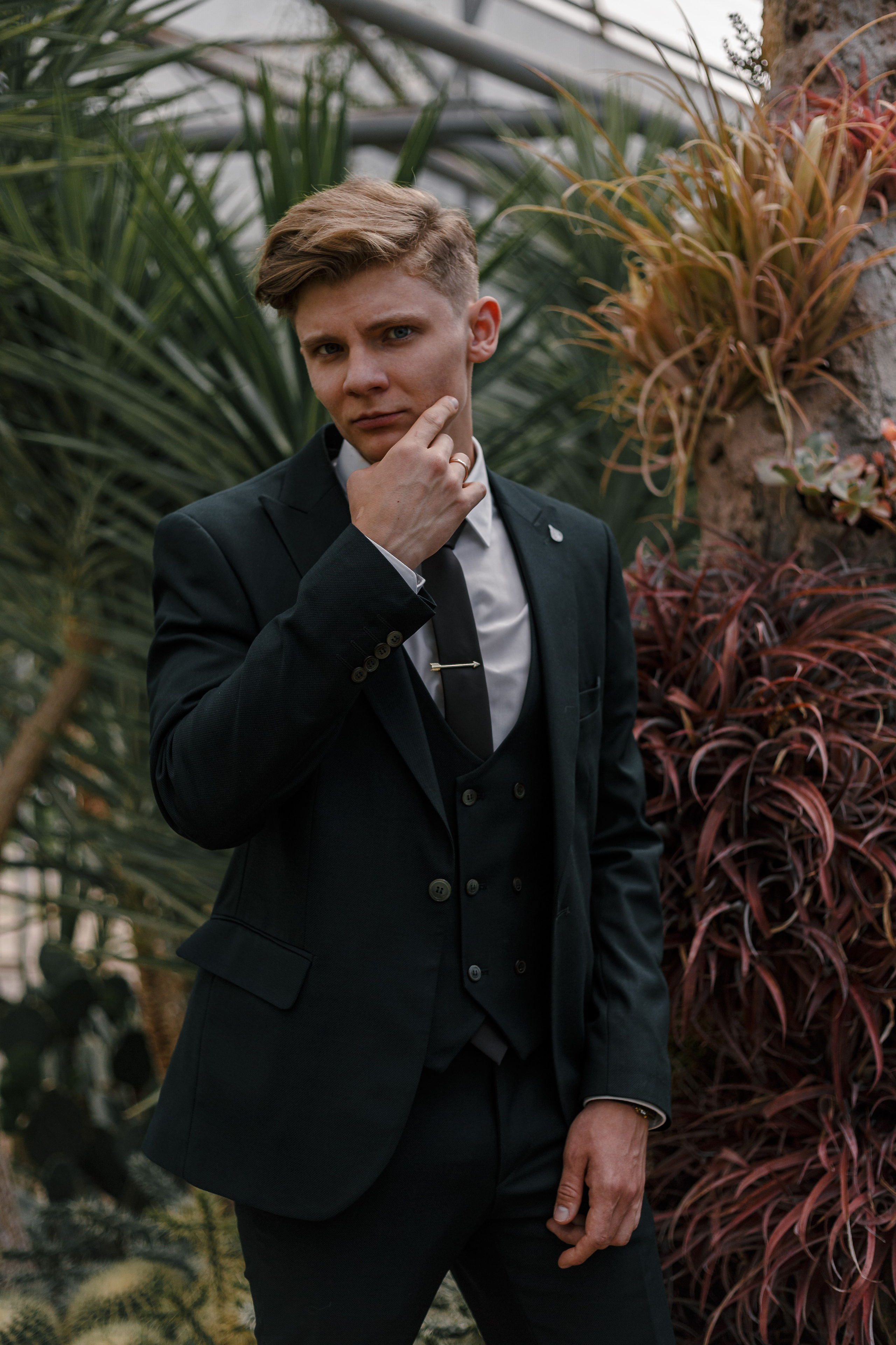 Novia y novio atrevidos con el telón de fondo de un auto viejo. Fotógrafo de retrato, familia y reportajes en Valencia | España | Europa Vitalii Lumier