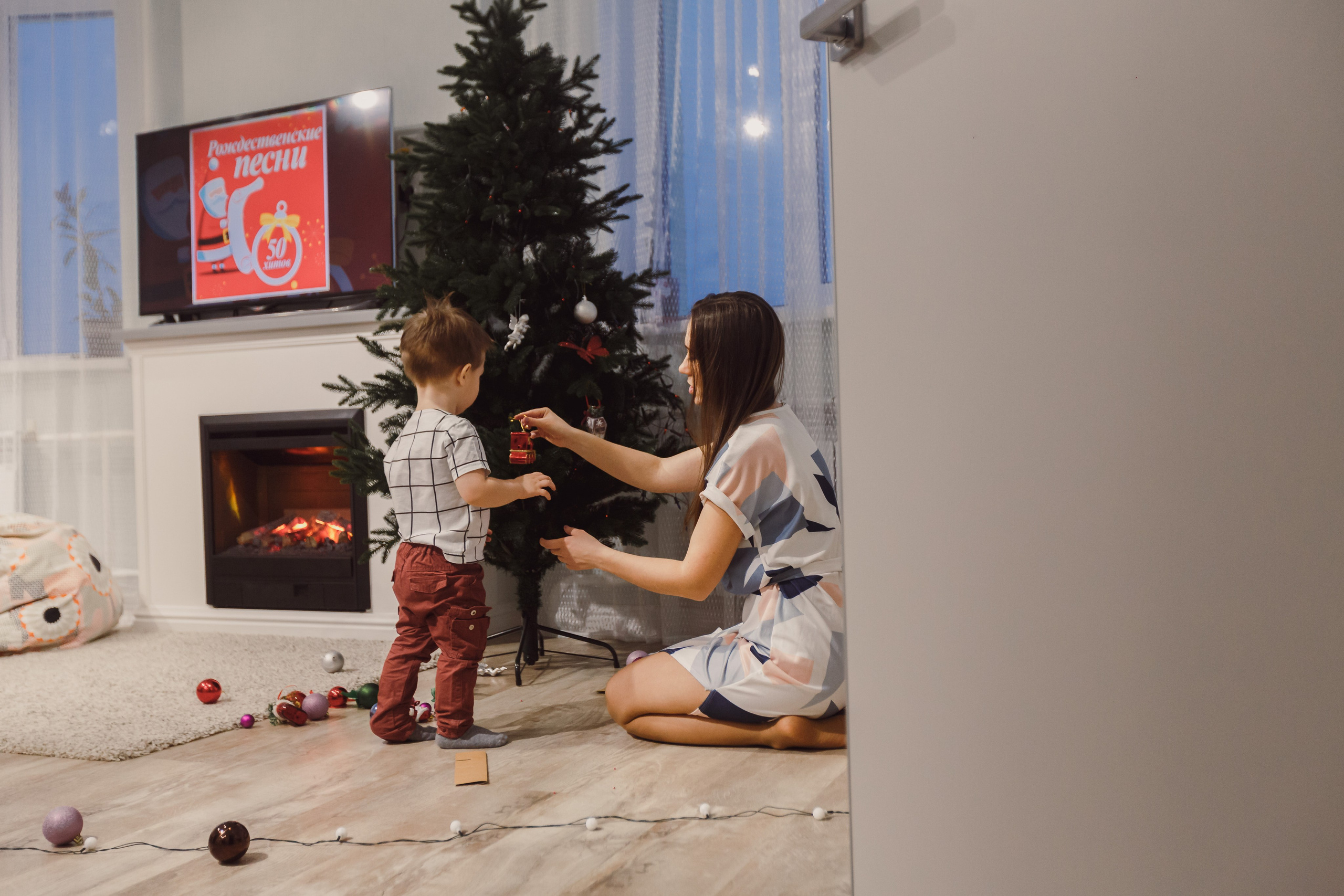 Padres con niños preparando galletas en casa. Fotógrafo de retrato, familia y reportajes en Valencia | España | Europa Vitalii Lumier