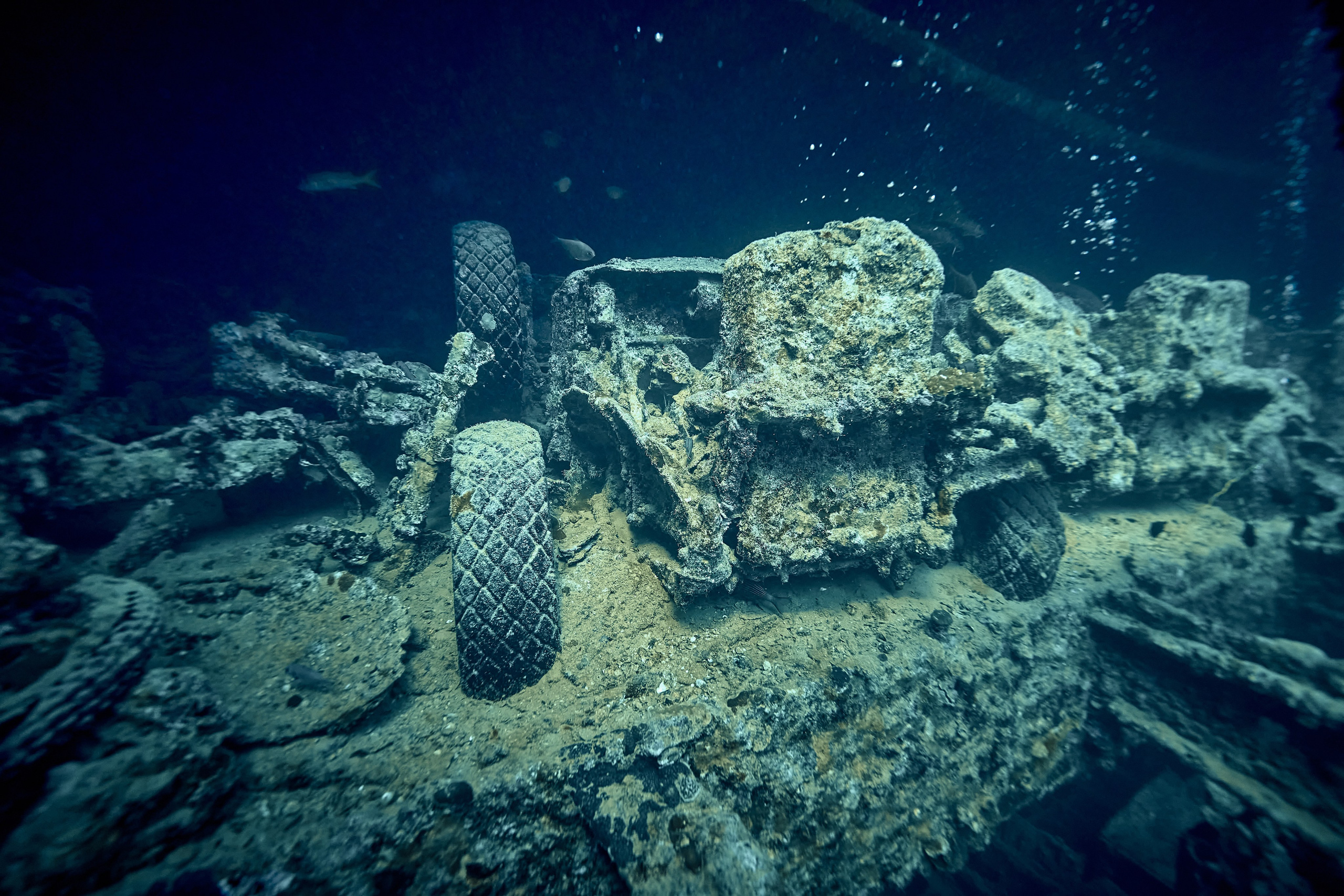 Underwater photographer Andriej Szypilow - photos of the mysterious SS Thistlegorm - sunken ship in the red sea