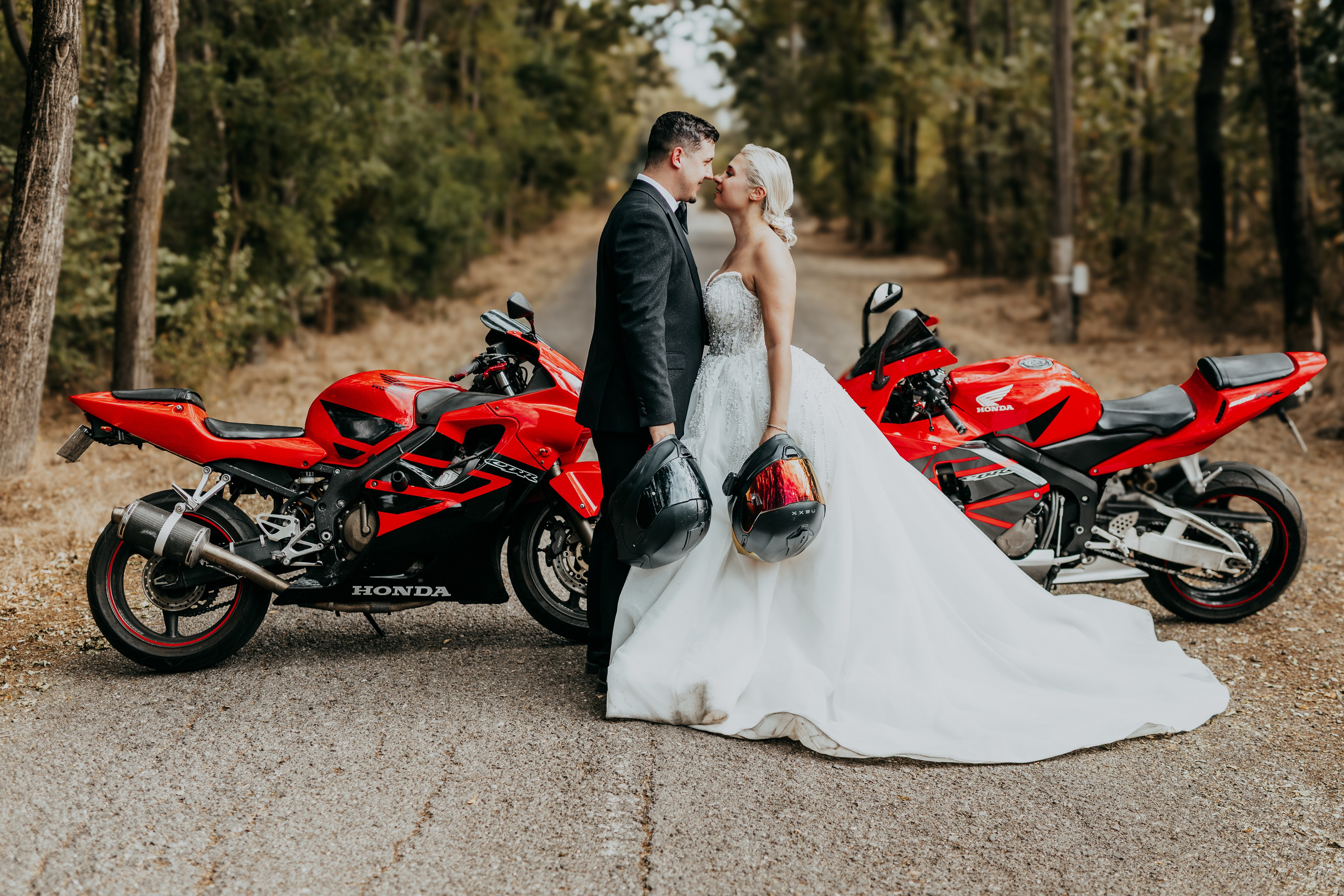 Trash the Dress cu motocicliști — ședință foto de poveste. Lucian Dedeu — Fotograf de nuntă și eveniment